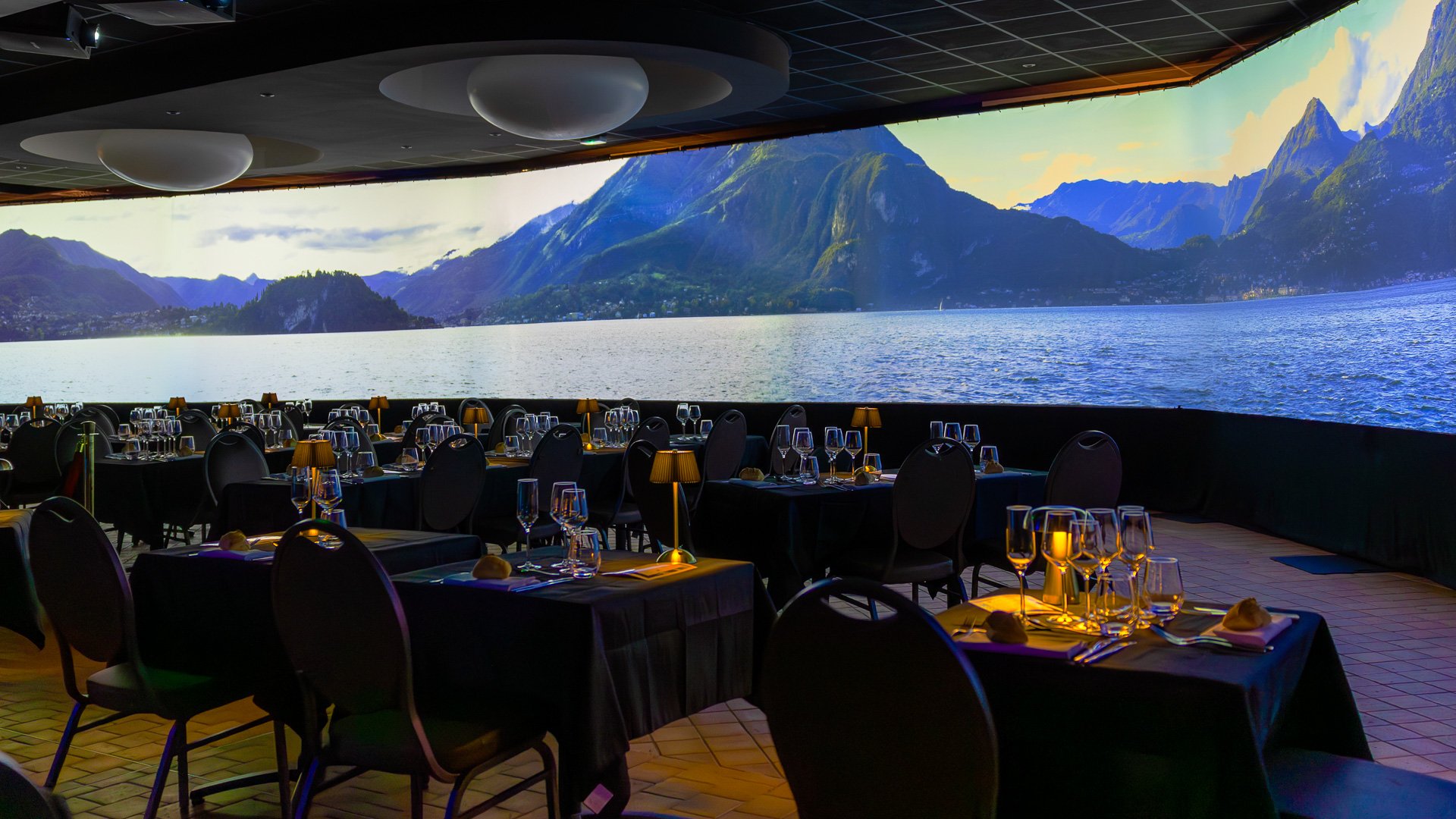 Dîner immersif dans l'Orangerie du Domaine de Chatillon près d'Angers, projection d'un lac des Alpes