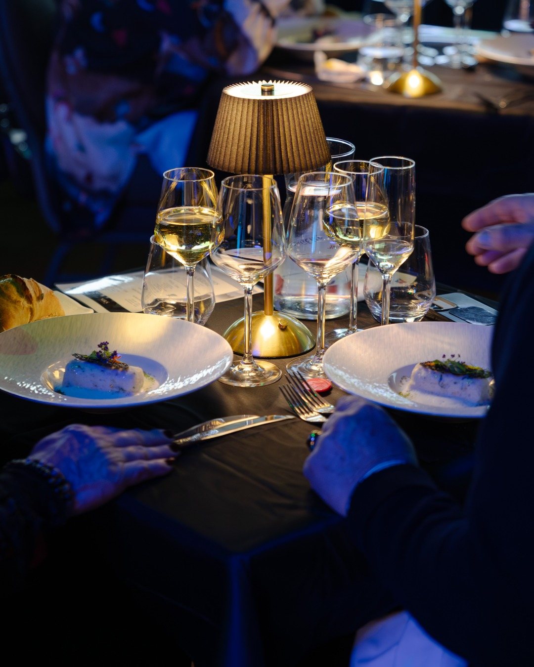 Convives à table pendant un dîner immersif