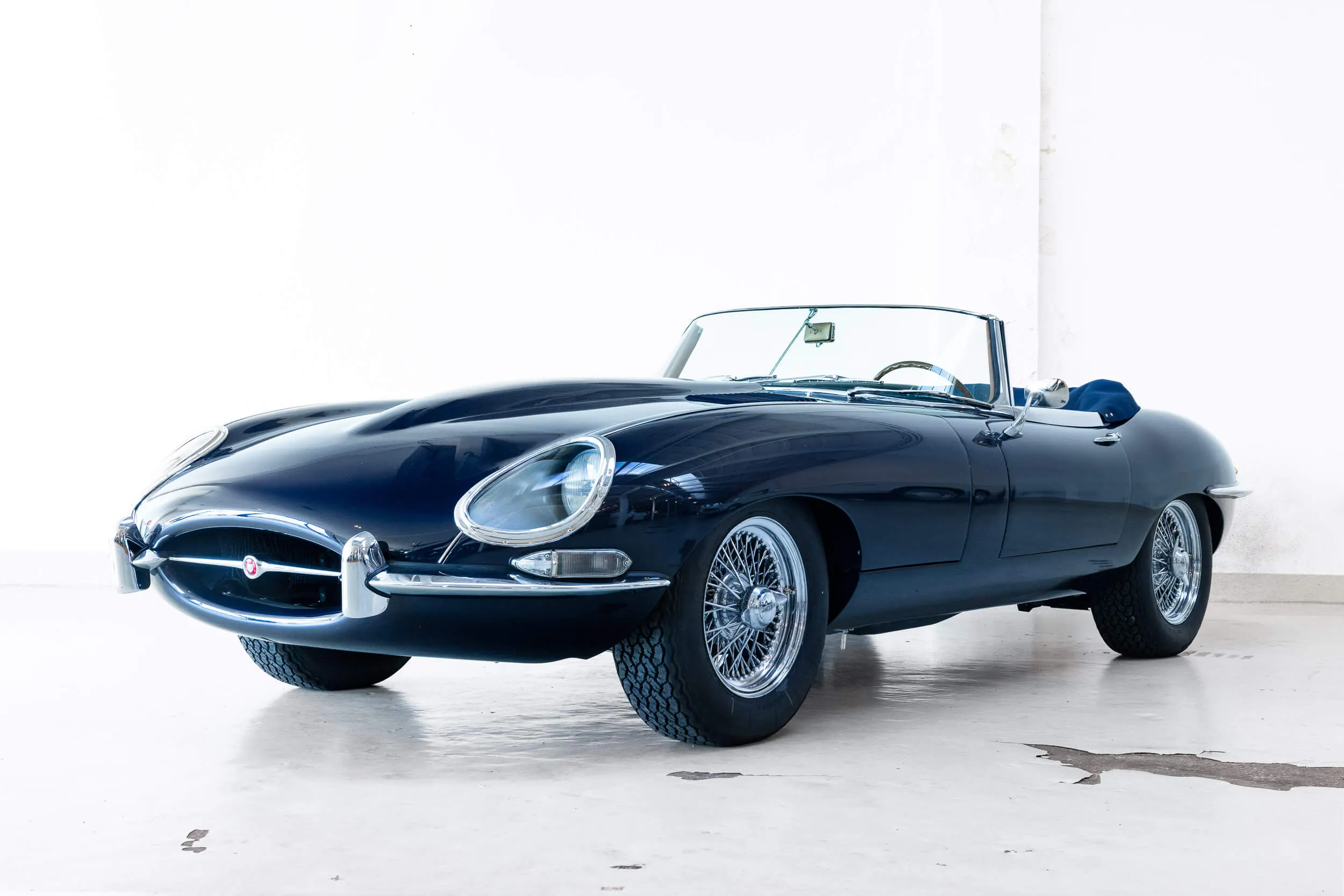 Oblique view of Jaguar E-Type Series 1 OTS 1967 Dark Blue\