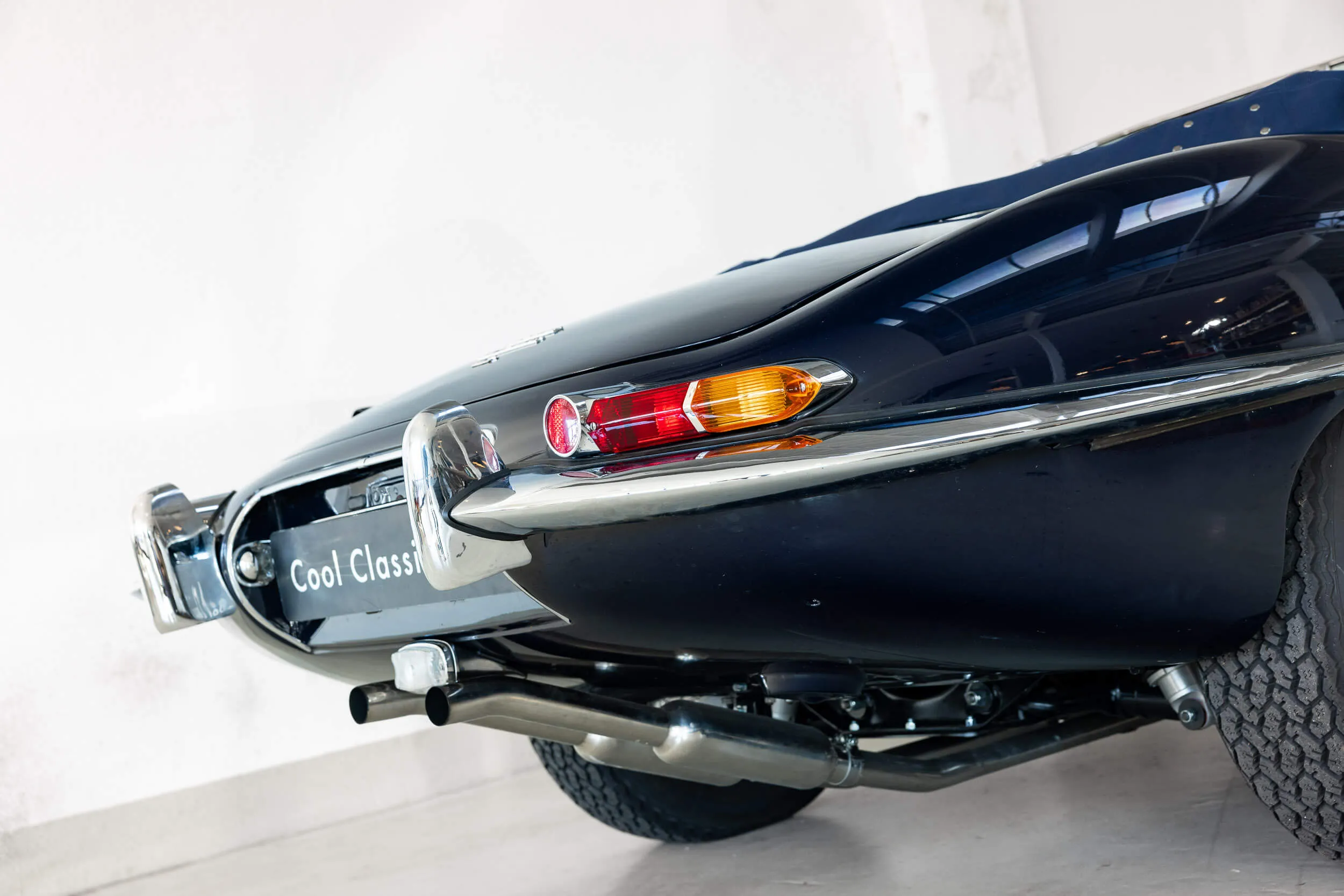 Detail exhaust view of Jaguar E-Type Series 1 OTS 1967 Dark Blue