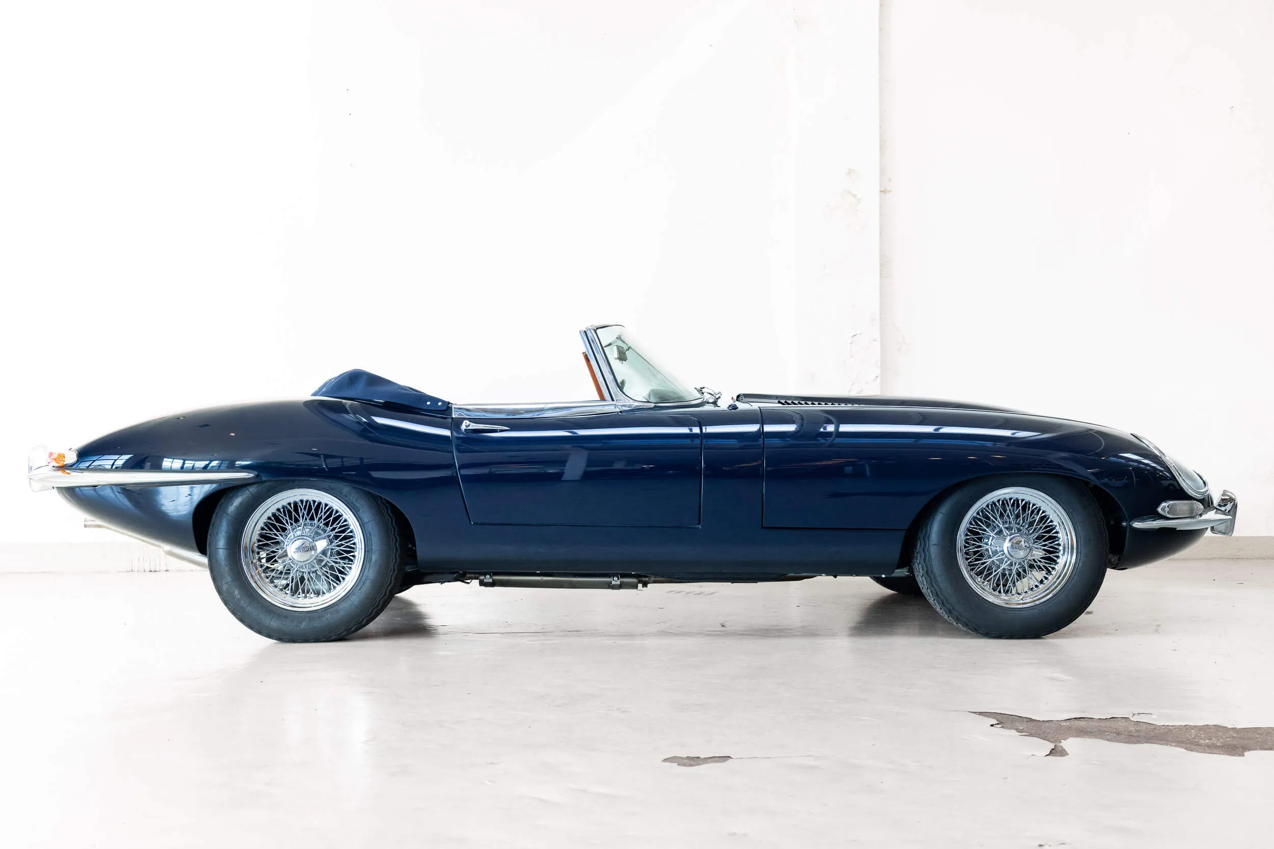 Right side lateral view of Jaguar E-Type Series 1 OTS 1967 Dark Blue