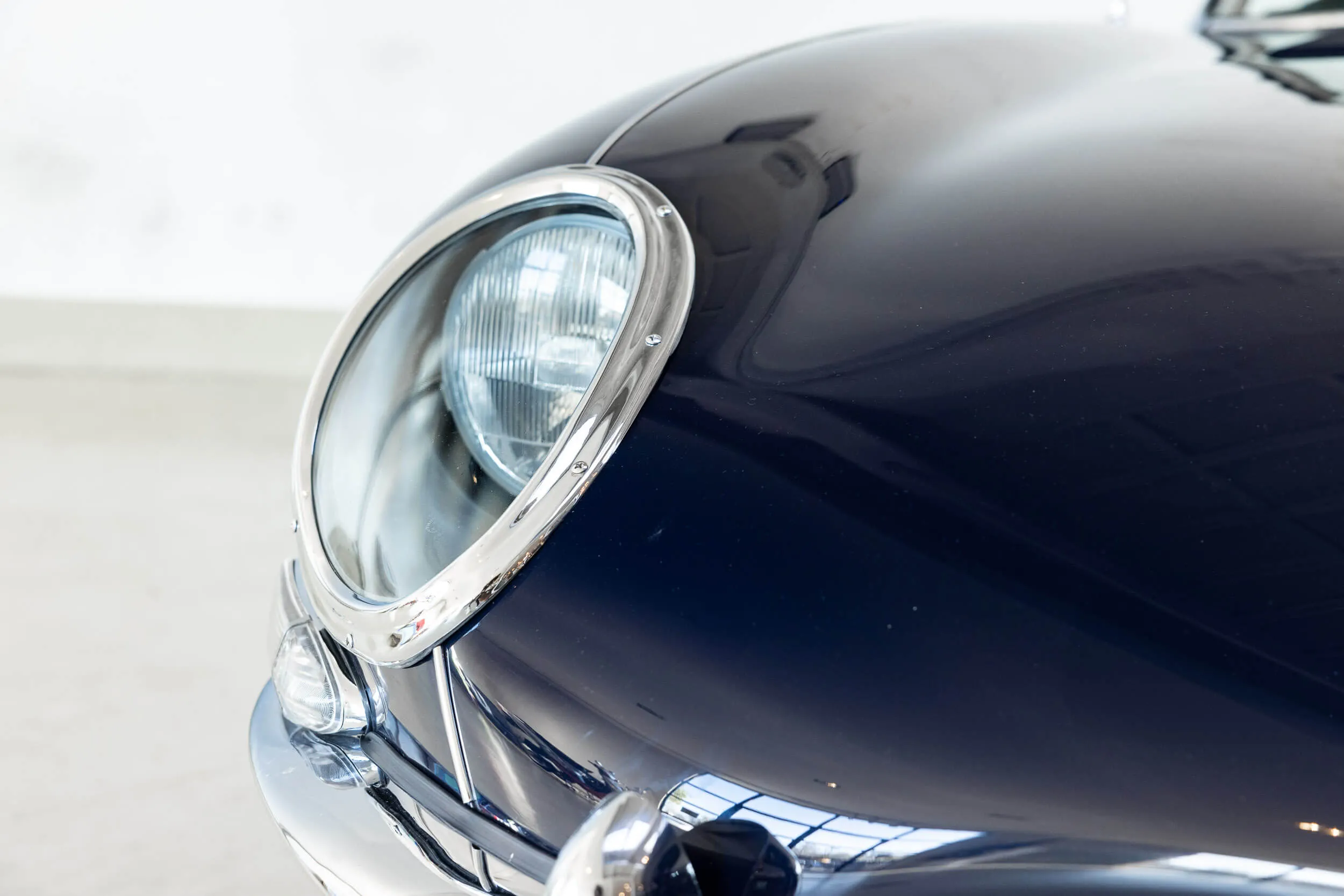 Detail view front lights of Jaguar E-Type Series 1 OTS 1967 Dark Blue