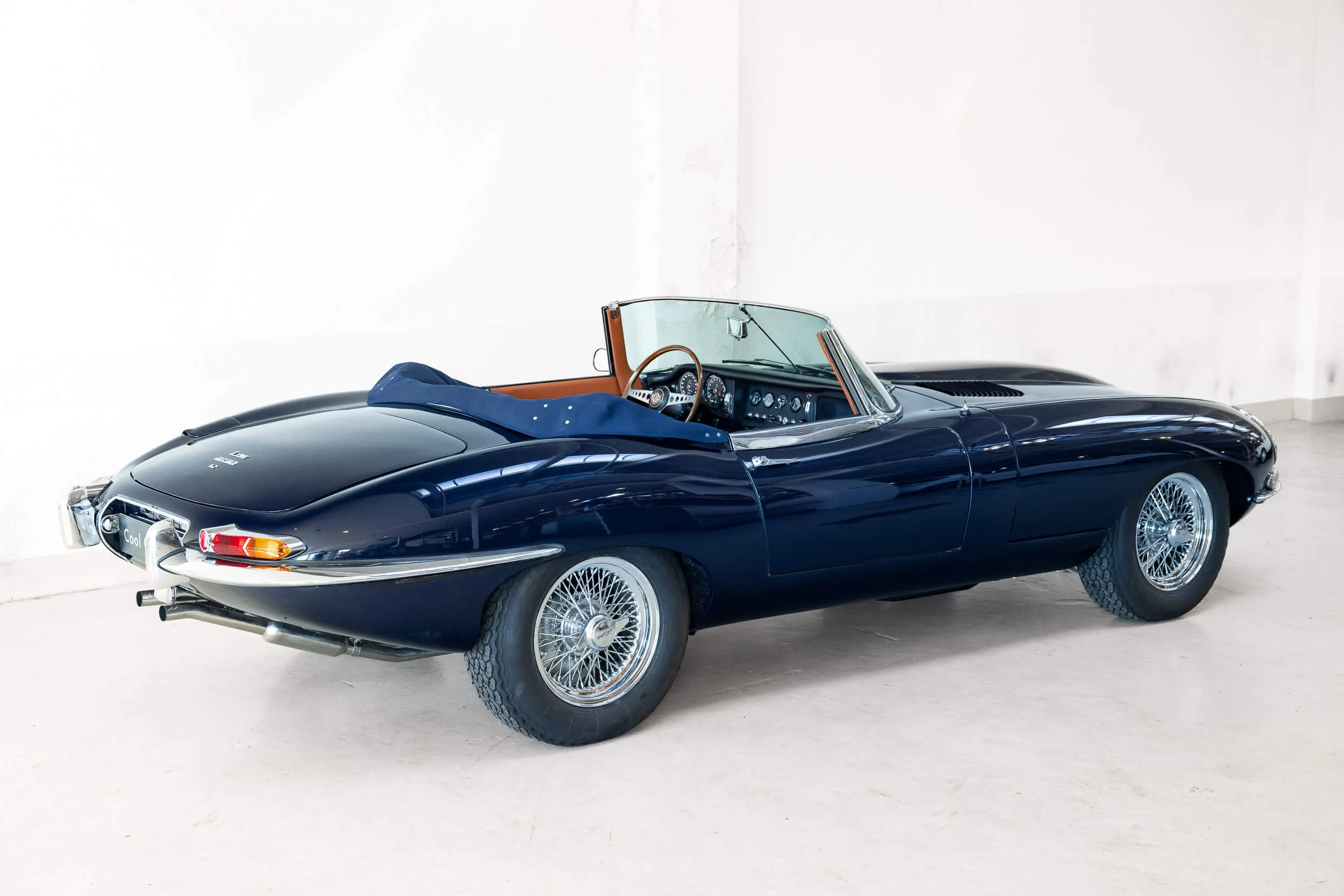 Oblique rear view right side of Jaguar E-Type Series 1 OTS 1967 Dark Blue