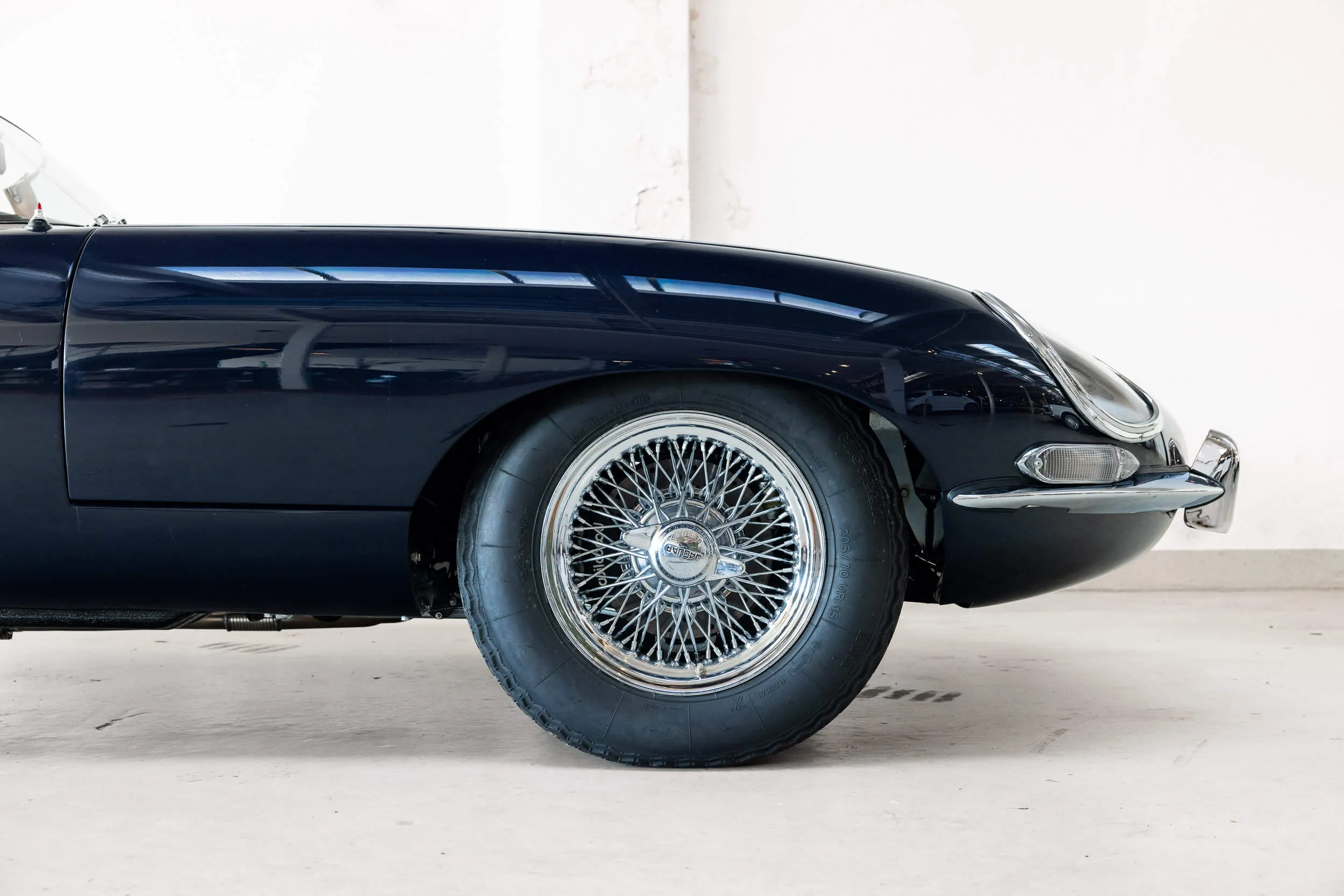 Detail view wheel right hand side of Jaguar E-Type Series 1 OTS 1967 Dark Blue