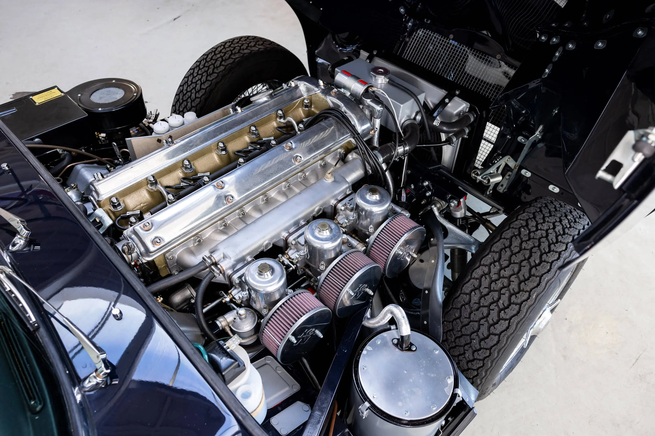 Engine overview of Jaguar E-Type Series 1 OTS 1967 Dark Blue