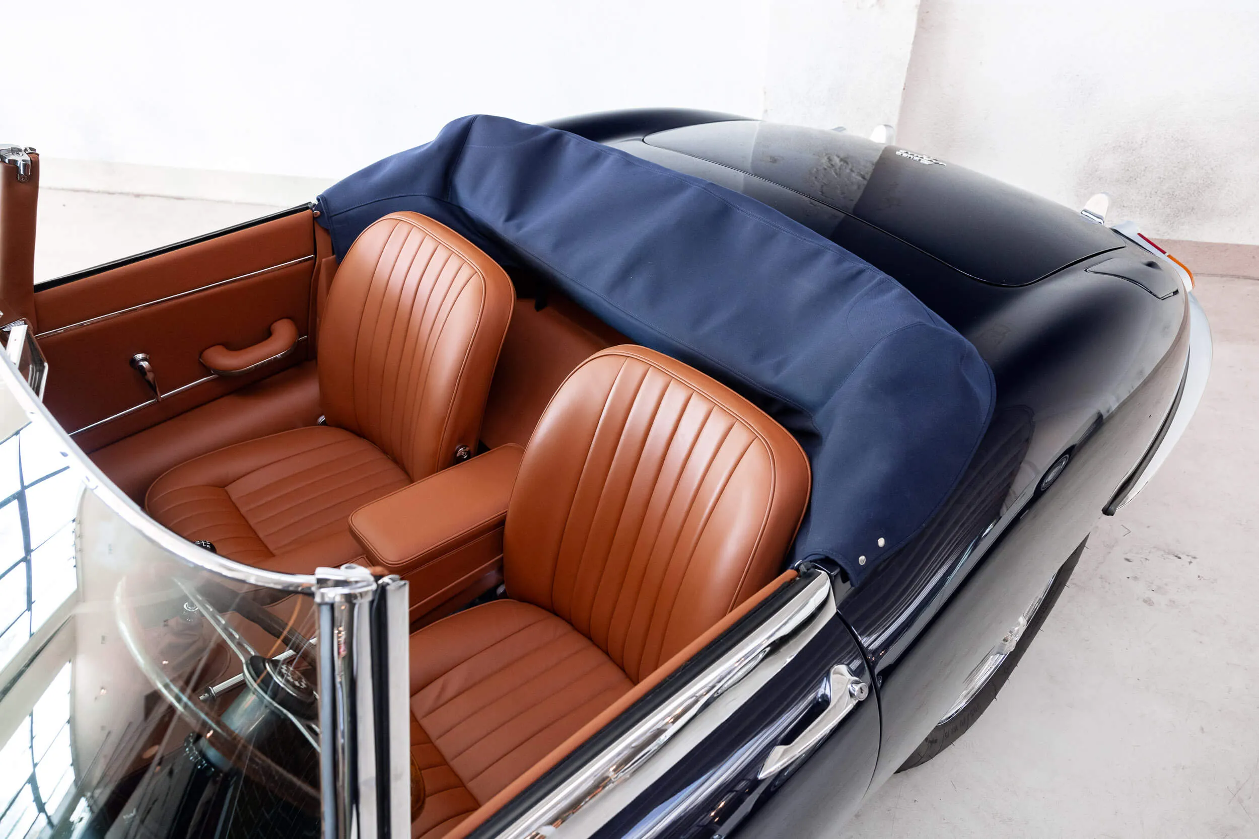 overview interior view of Jaguar E-Type Series 1 OTS 1967 Dark Blue