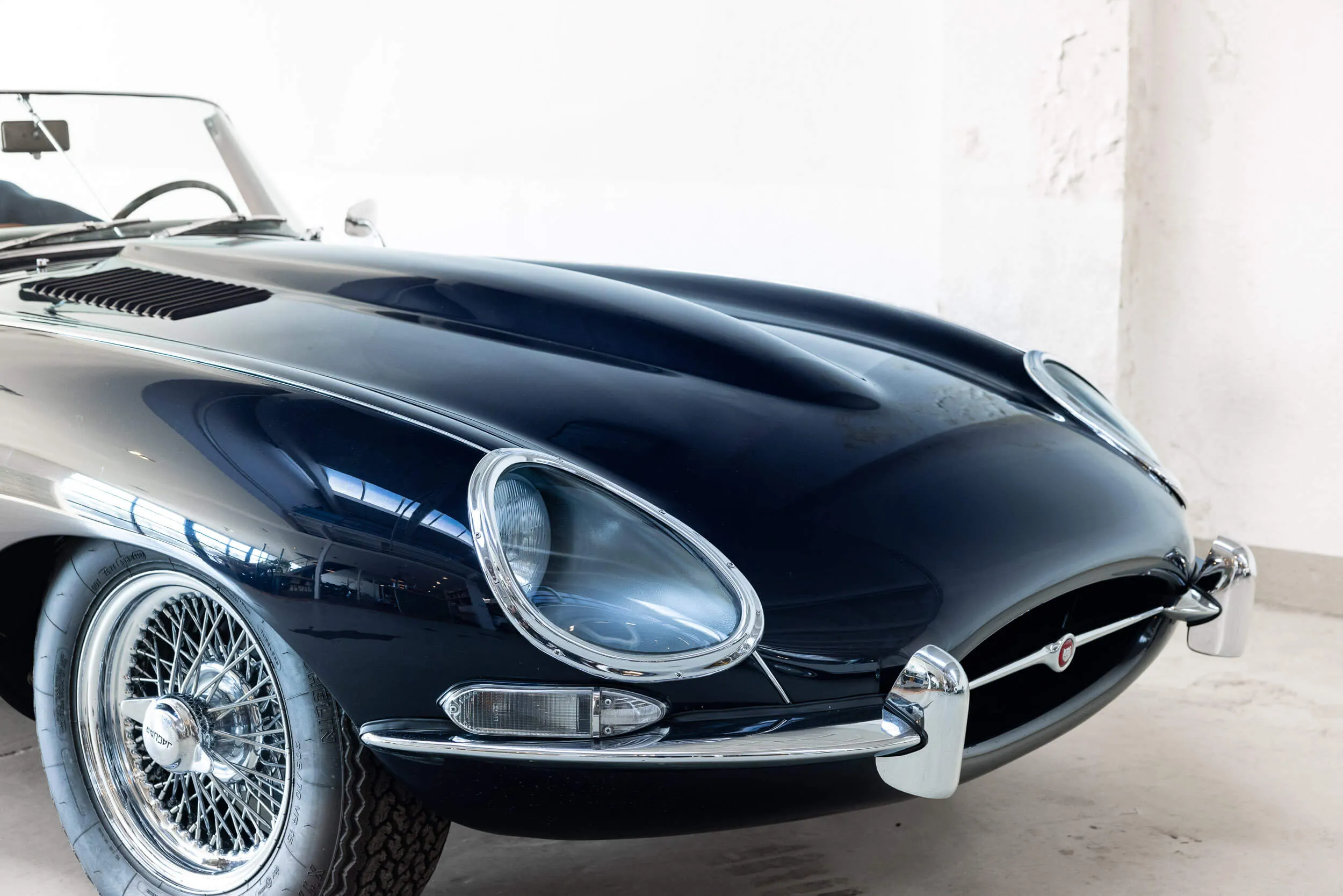 Oblique view right front of Jaguar E-Type Series 1 OTS 1967 Dark Blue