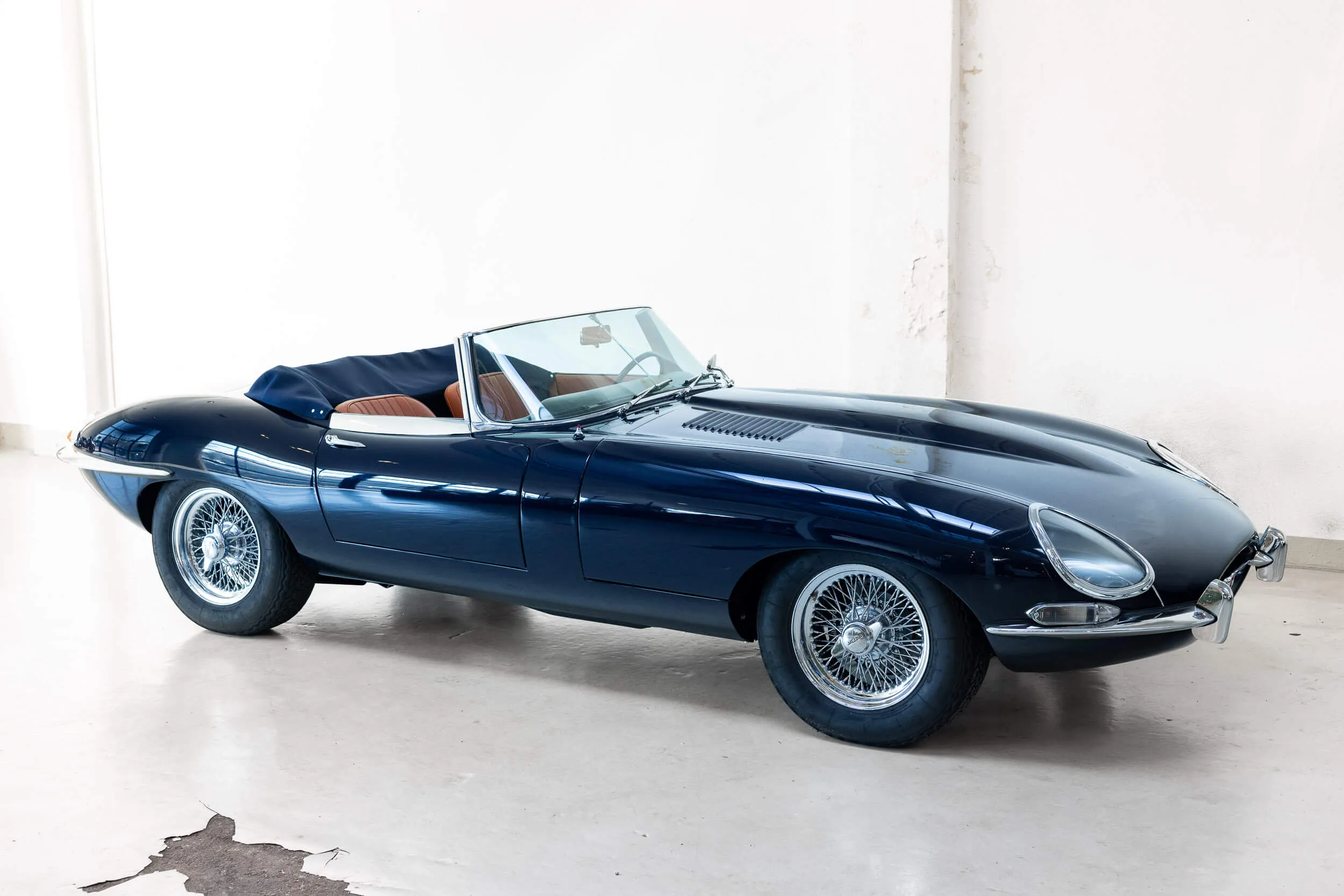 Right side oblique view of Jaguar E-Type Series 1 OTS 1967 Dark Blue