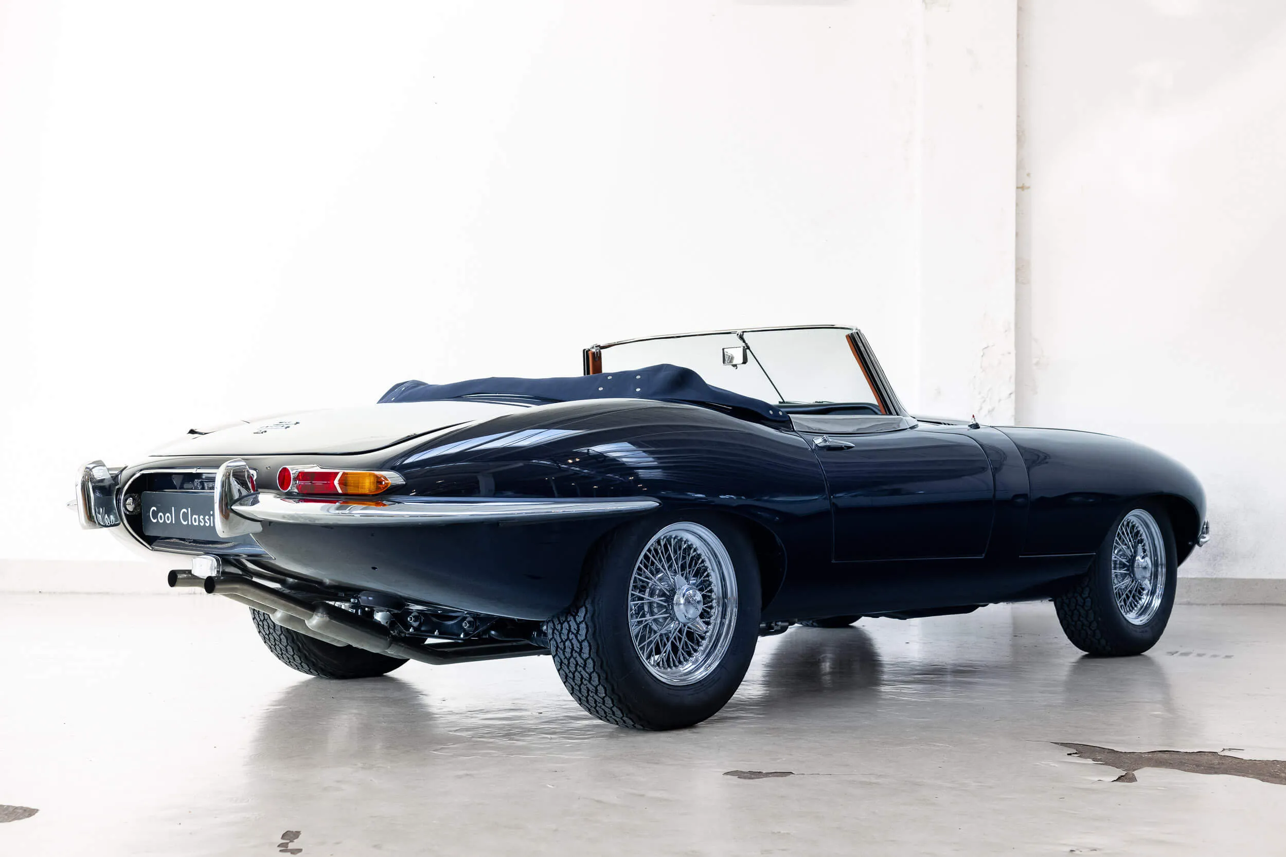 Oblique rear view of Jaguar E-Type Series 1 OTS 1967 Dark Blue