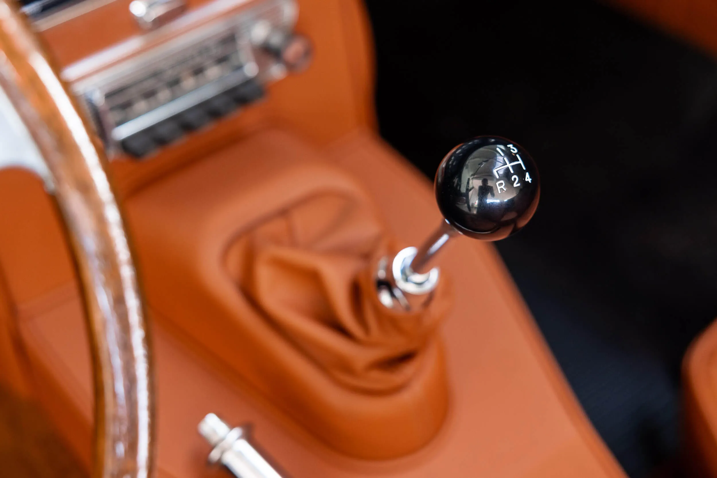 gear nob in detail view of Jaguar E-Type Series 1 OTS 1967 Dark Blue