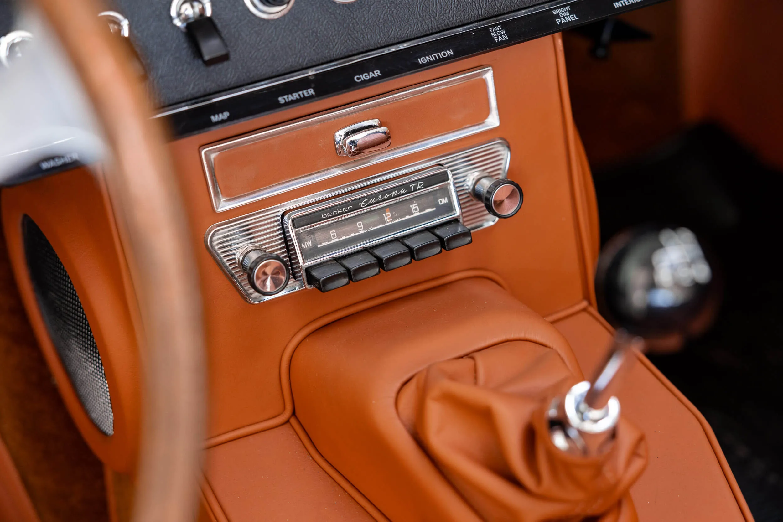 Gearbox & Radio view of Jaguar E-Type Series 1 OTS 1967 Dark Blue