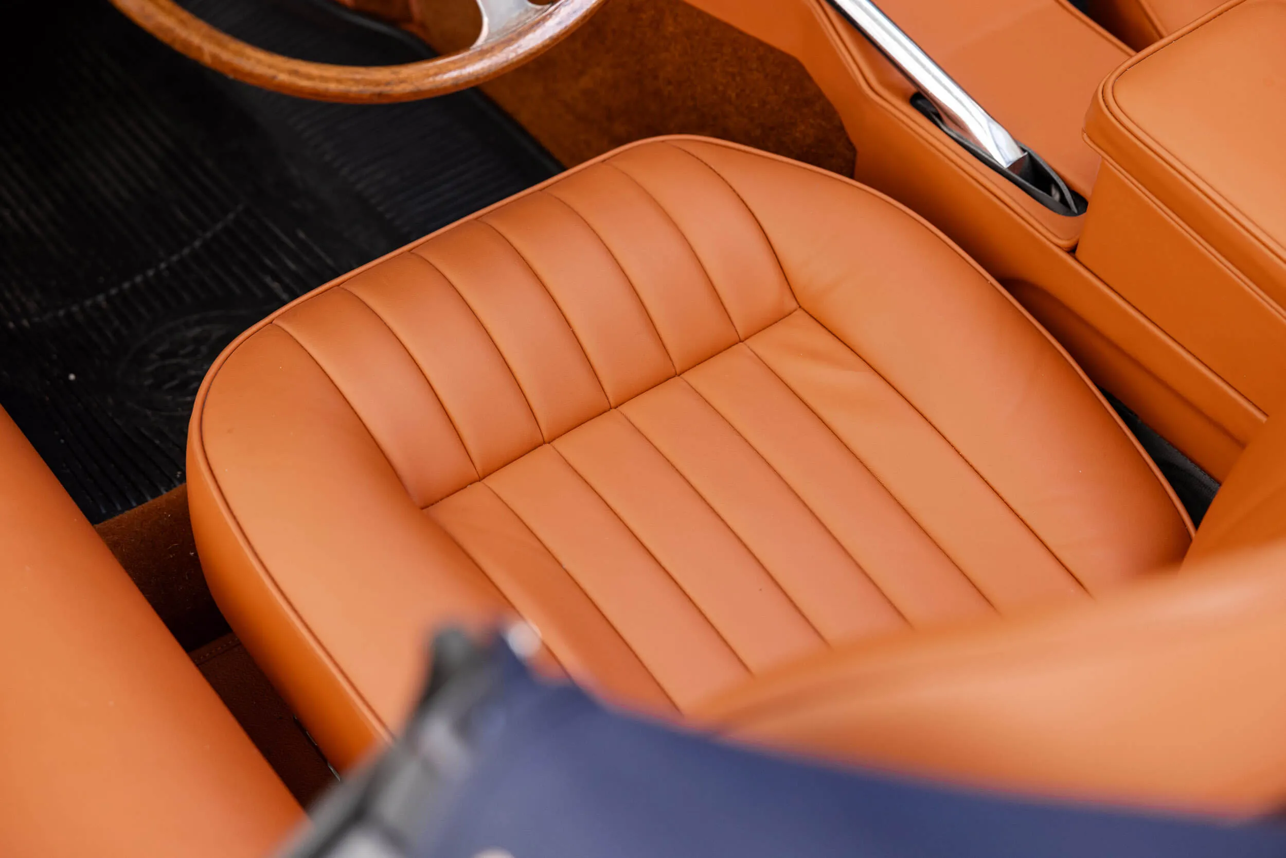 Detail seat driver side view of Jaguar E-Type Series 1 OTS 1967 Dark Blue