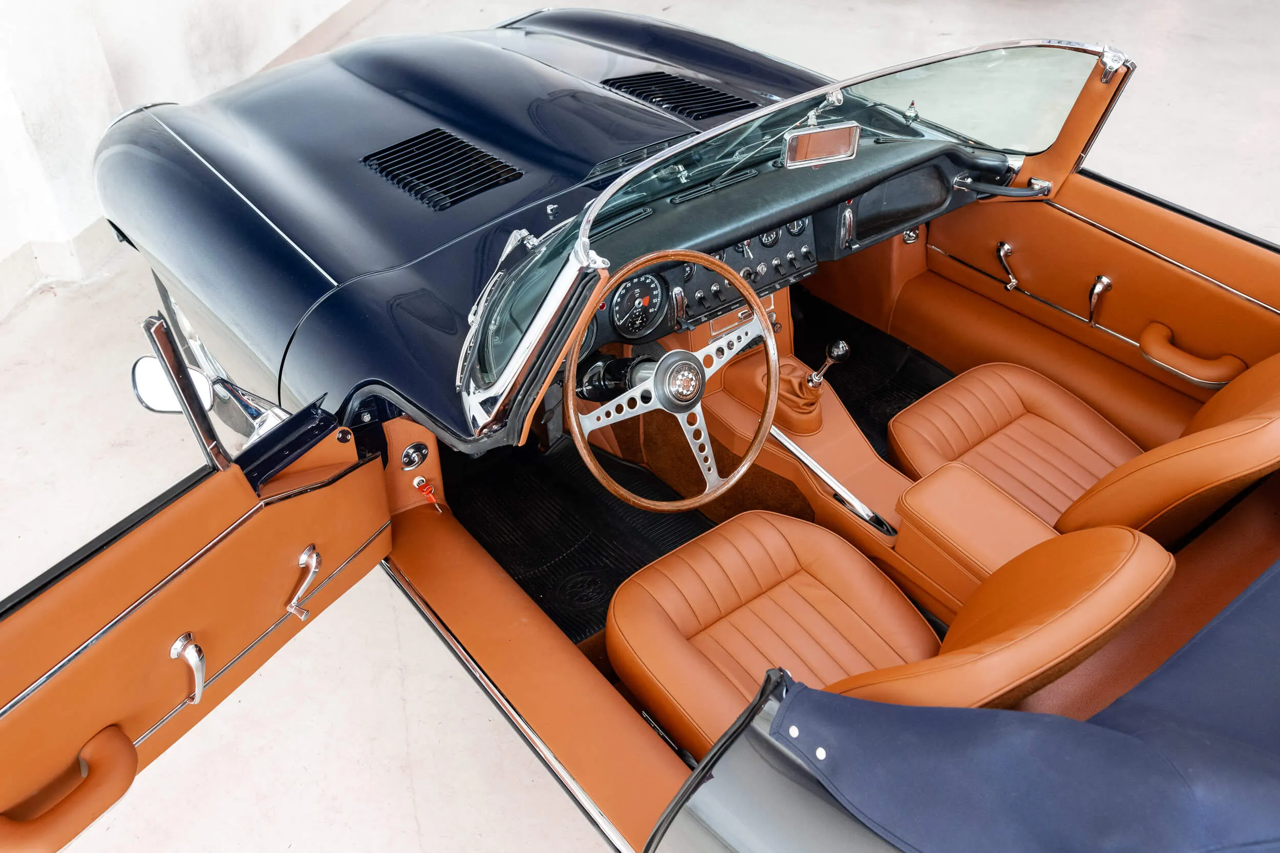 Step in view of Jaguar E-Type Series 1 OTS 1967 Dark Blue