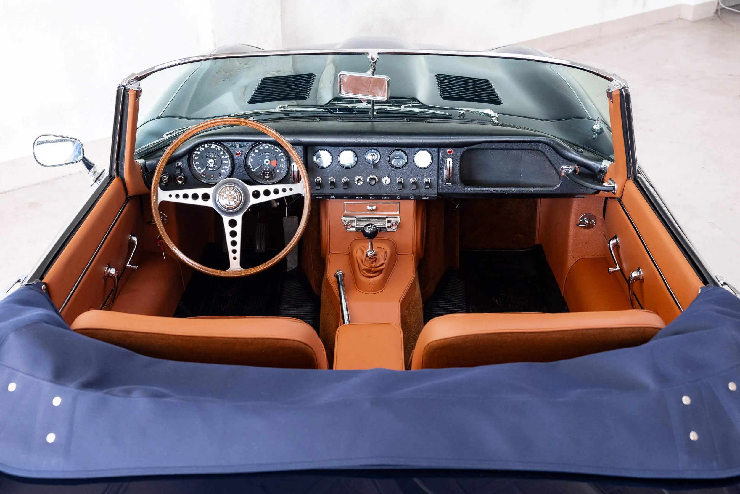 Overview rear side interior of Jaguar E-Type Series 1 OTS 1967 Dark Blue
