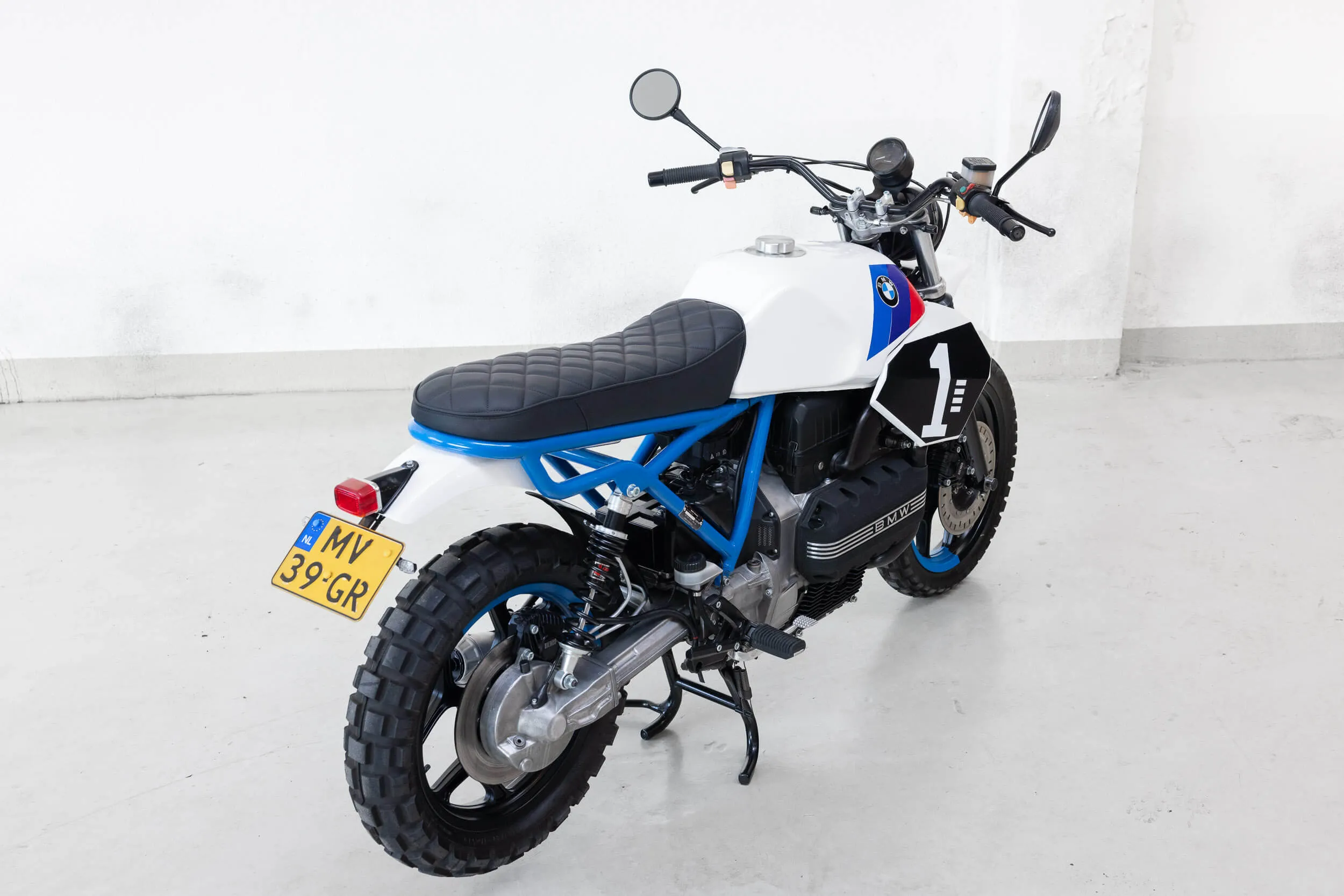 Hoog rechter achteraanzicht van BMW K 100 RT