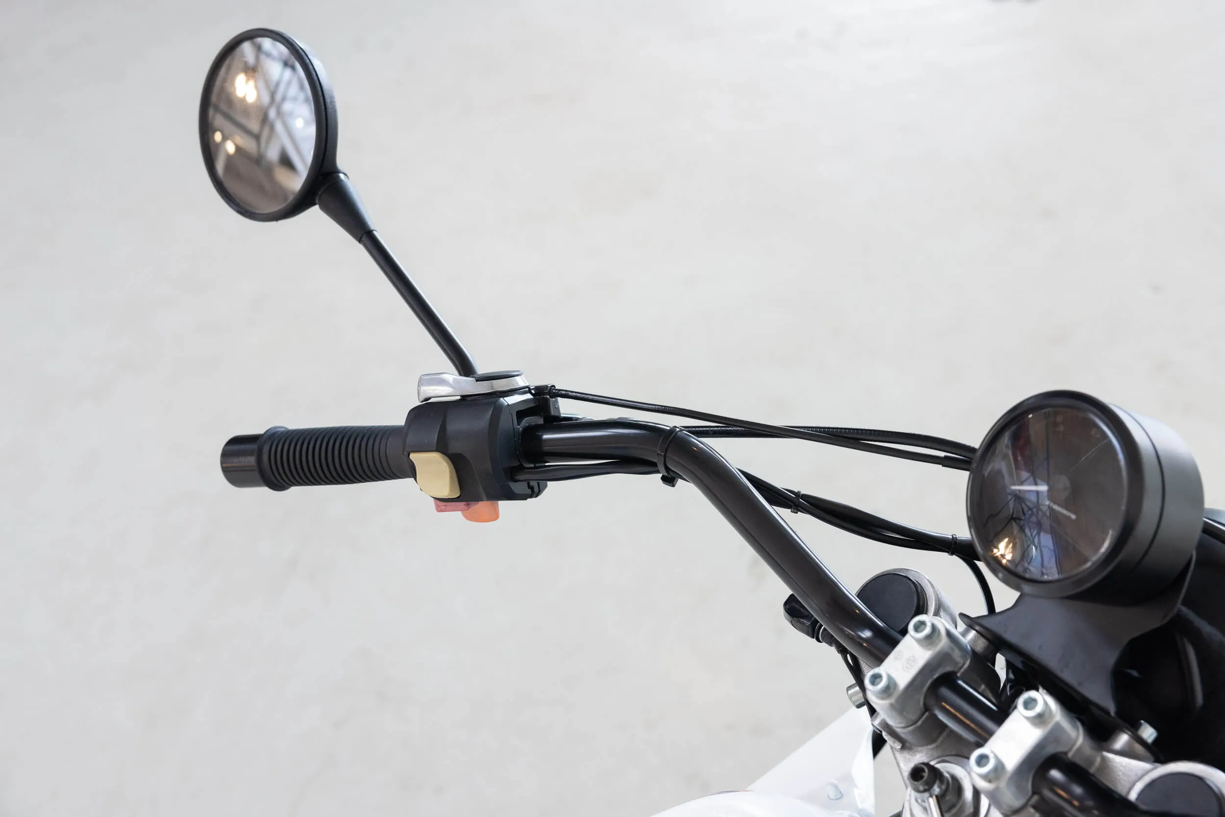 Detail linker zijaanzicht van het stuurgedeelte van de BMW K 100 RT