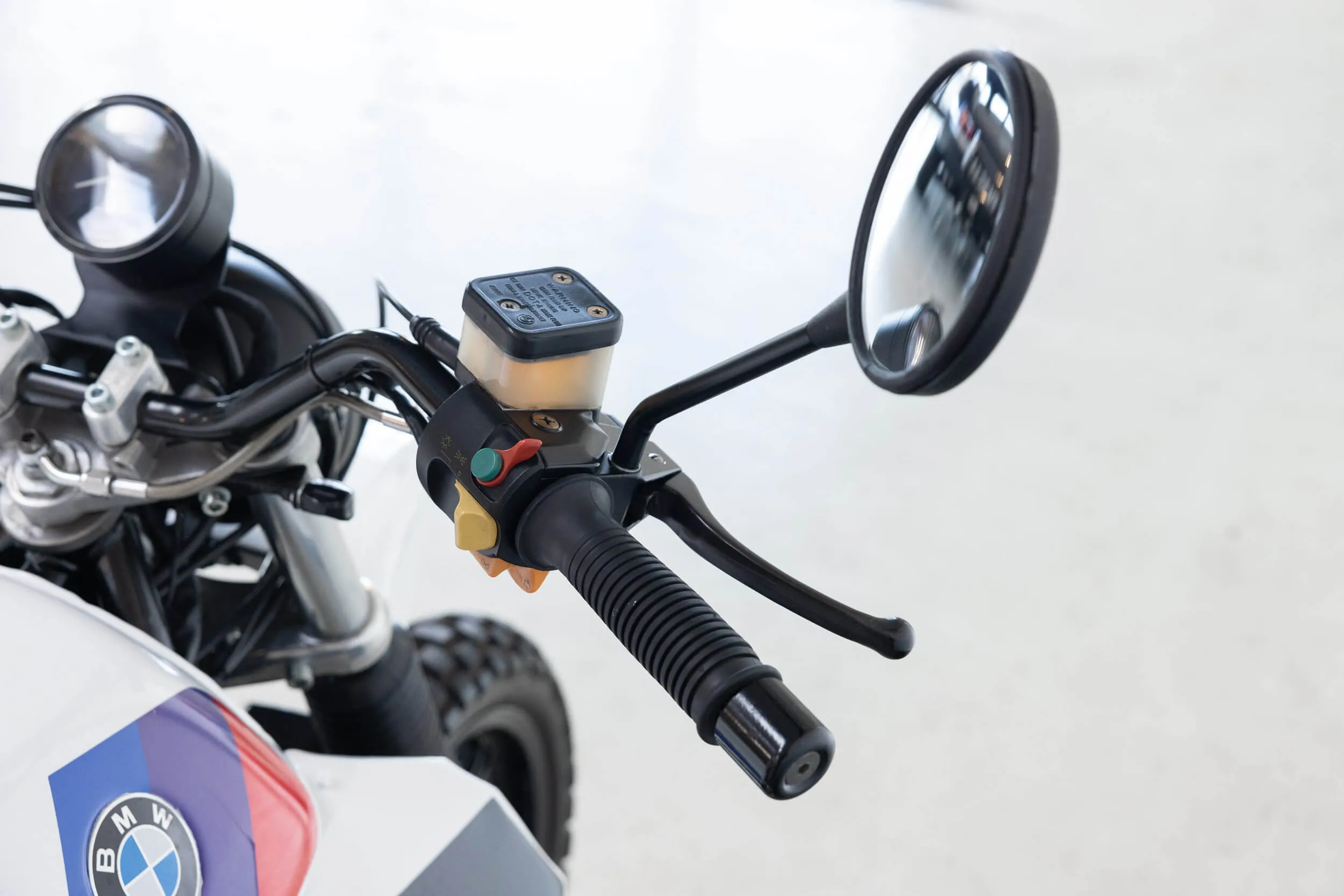 Rechter zijaanzicht van het stuurgedeelte van de BMW K 100 RT