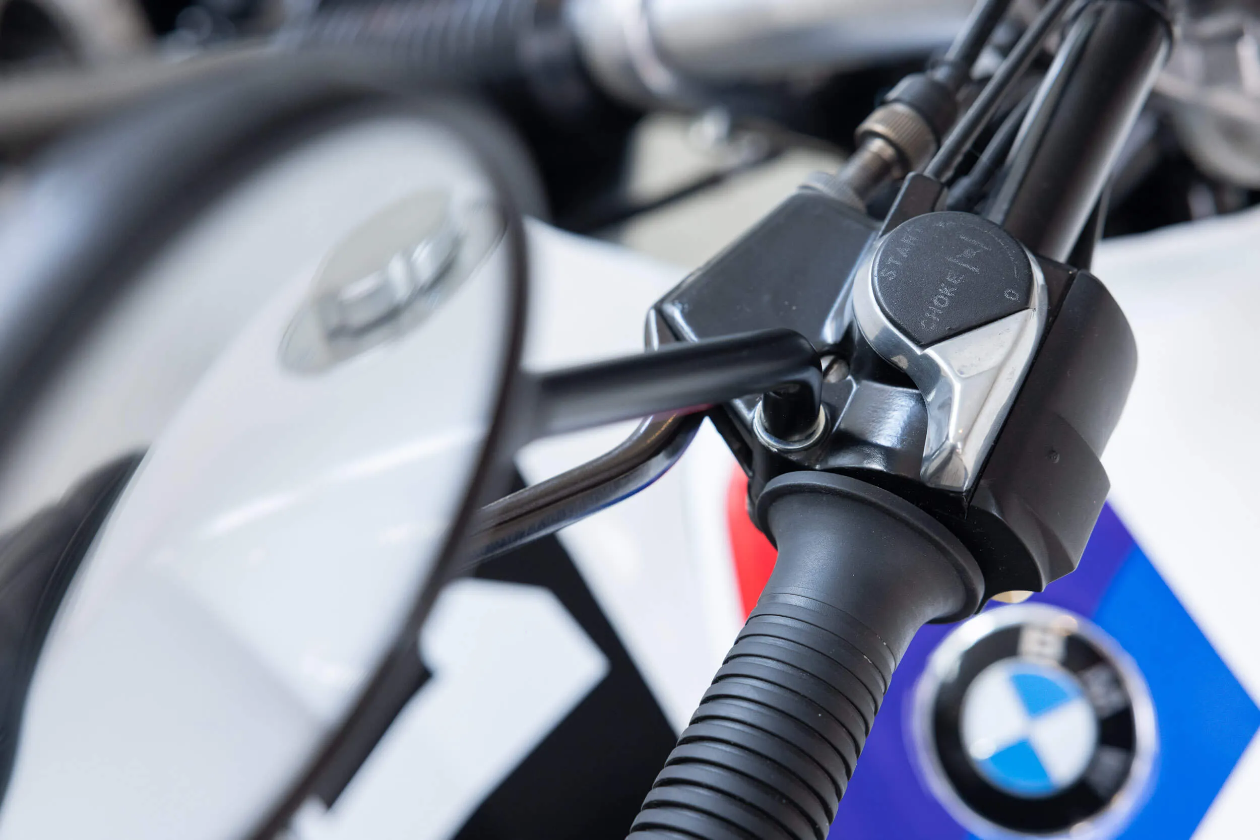 Close-up van het linker stuur van een BMW K 100 RT,