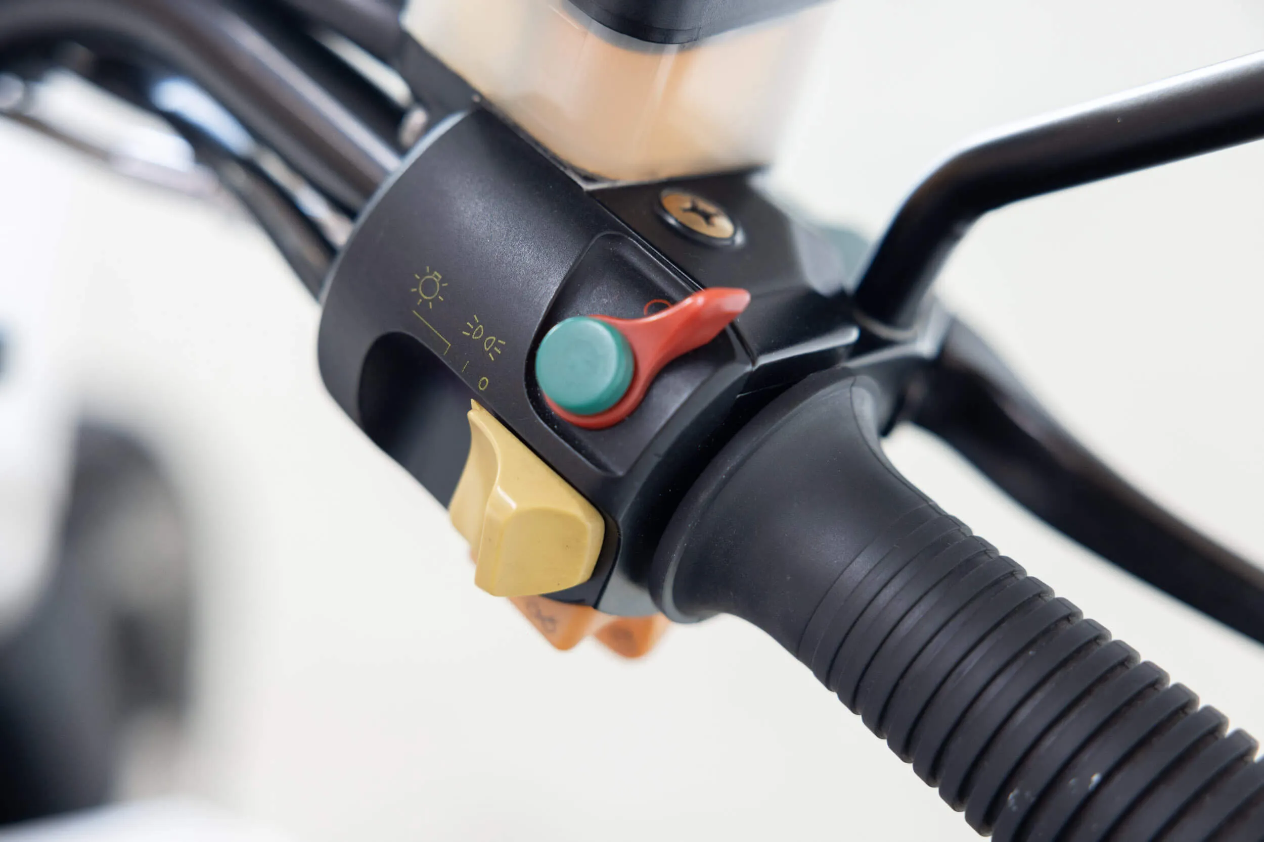 Close-up van het rechter stuur van een BMW K 100 RT, met de gashendel en bedieningsschakelaars.
