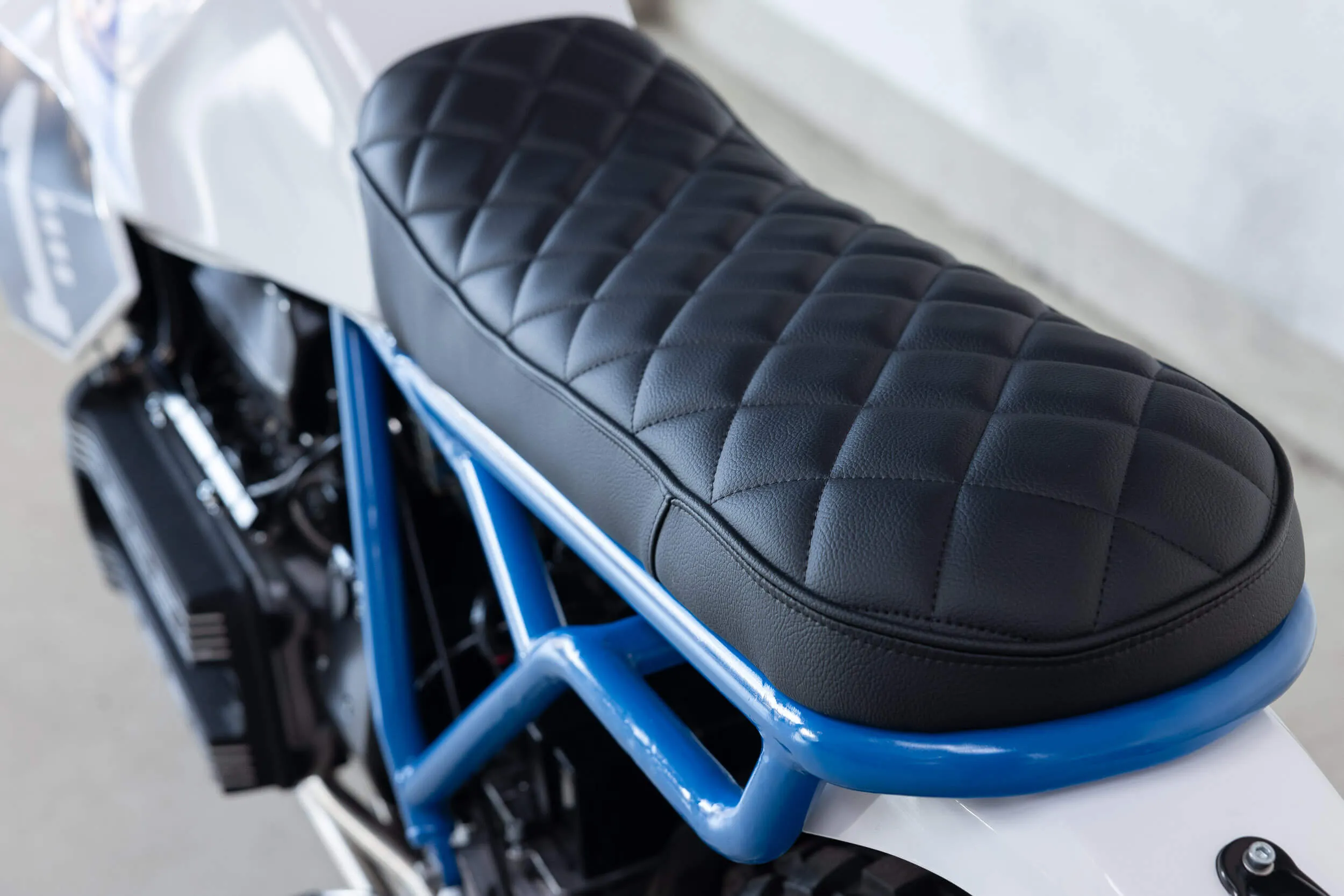 High-angle zicht van de linkerkant van de gewatteerde lederen zetel op een BMW K 100 RT