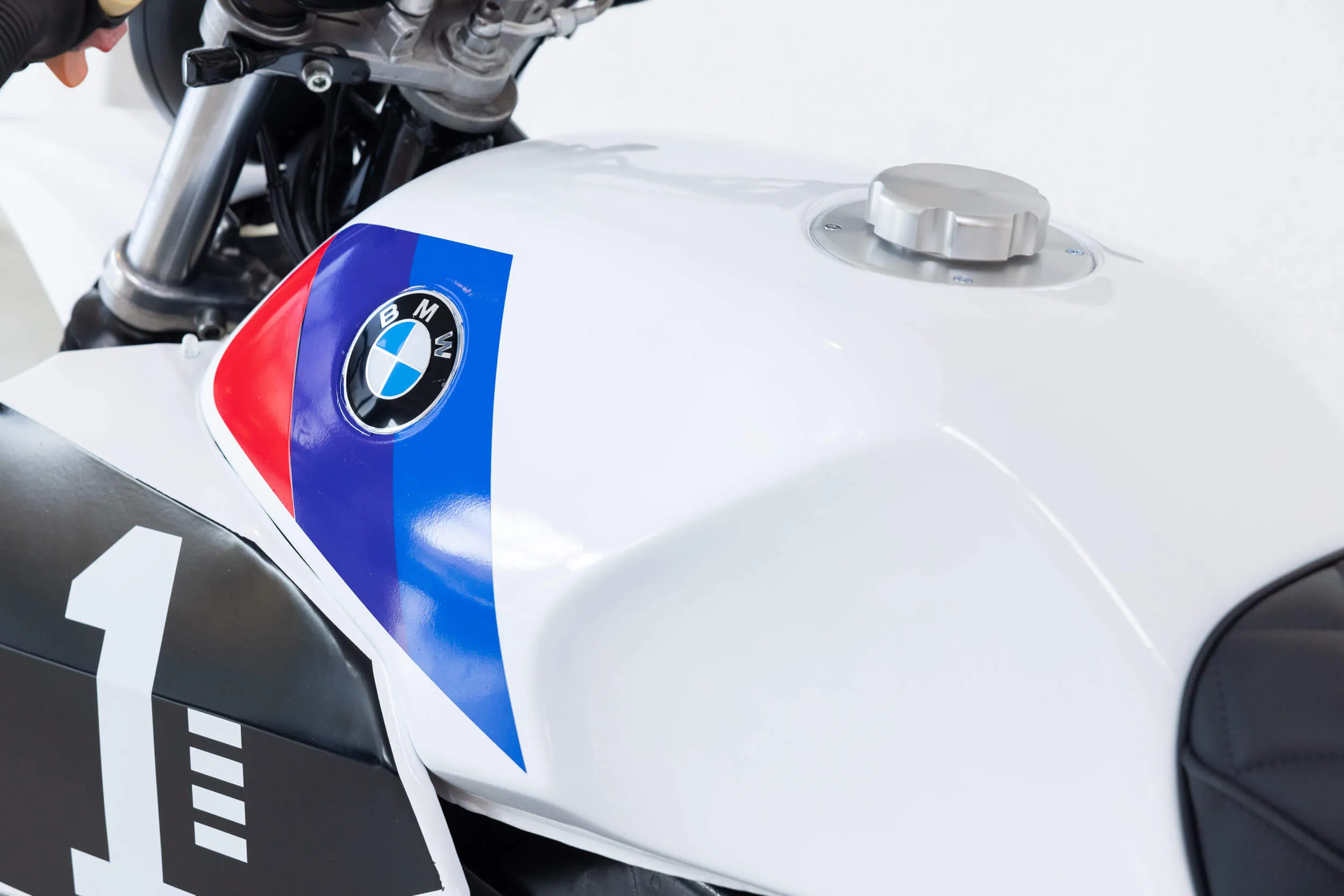 Close-up van de linkerkant van de brandstoftank van een BMW K 100 RT