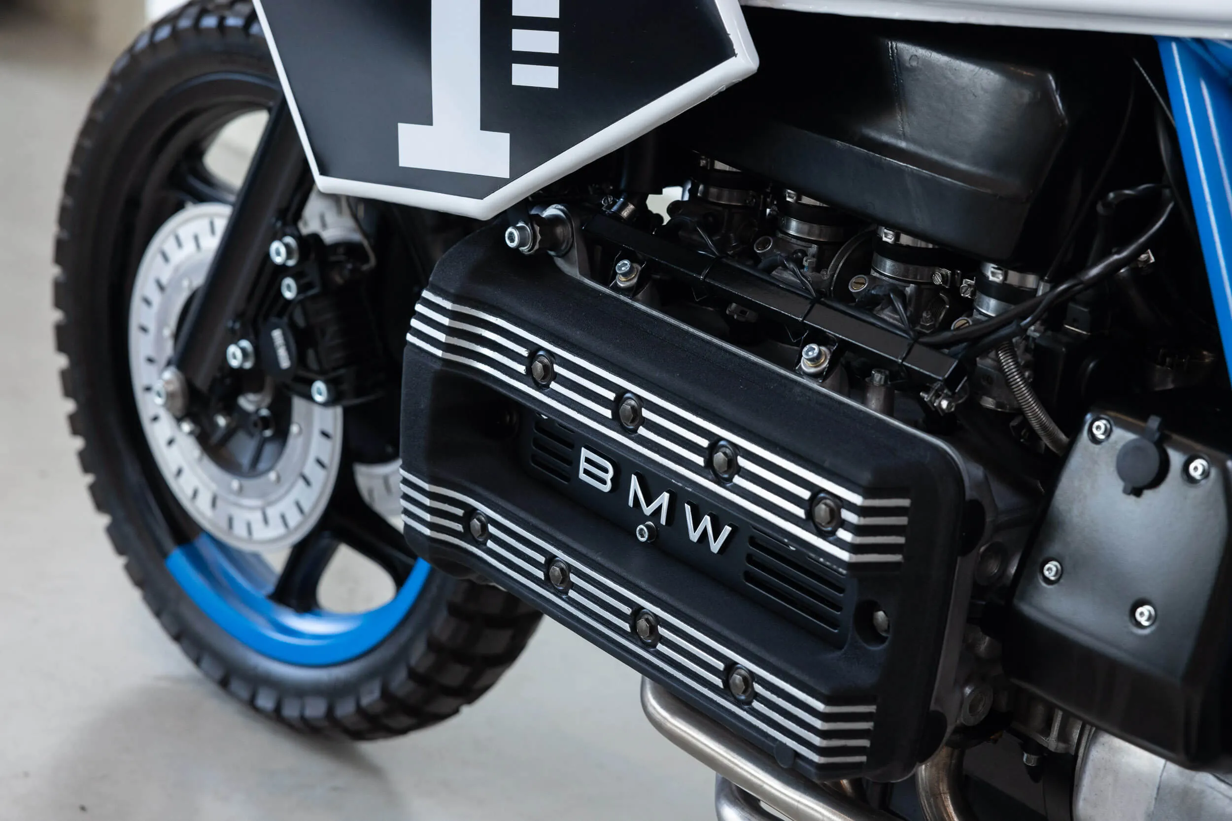 Linker zijaanzicht van de motor van een BMW K 100 RT