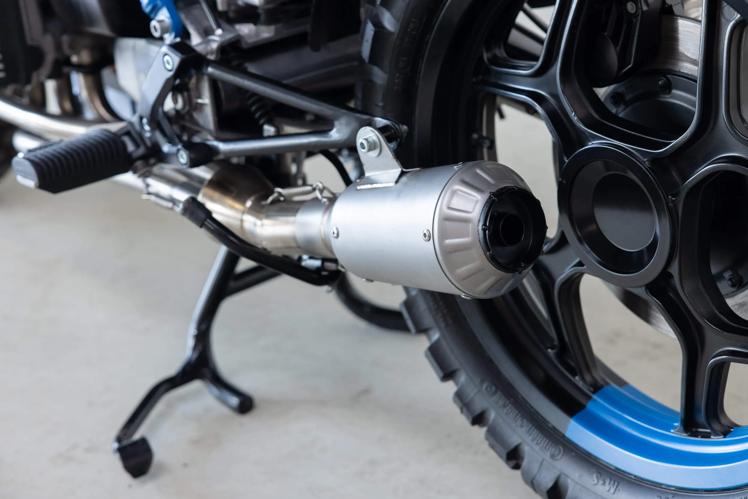 Close-up van de uitlaat van een BMW K 100 RT