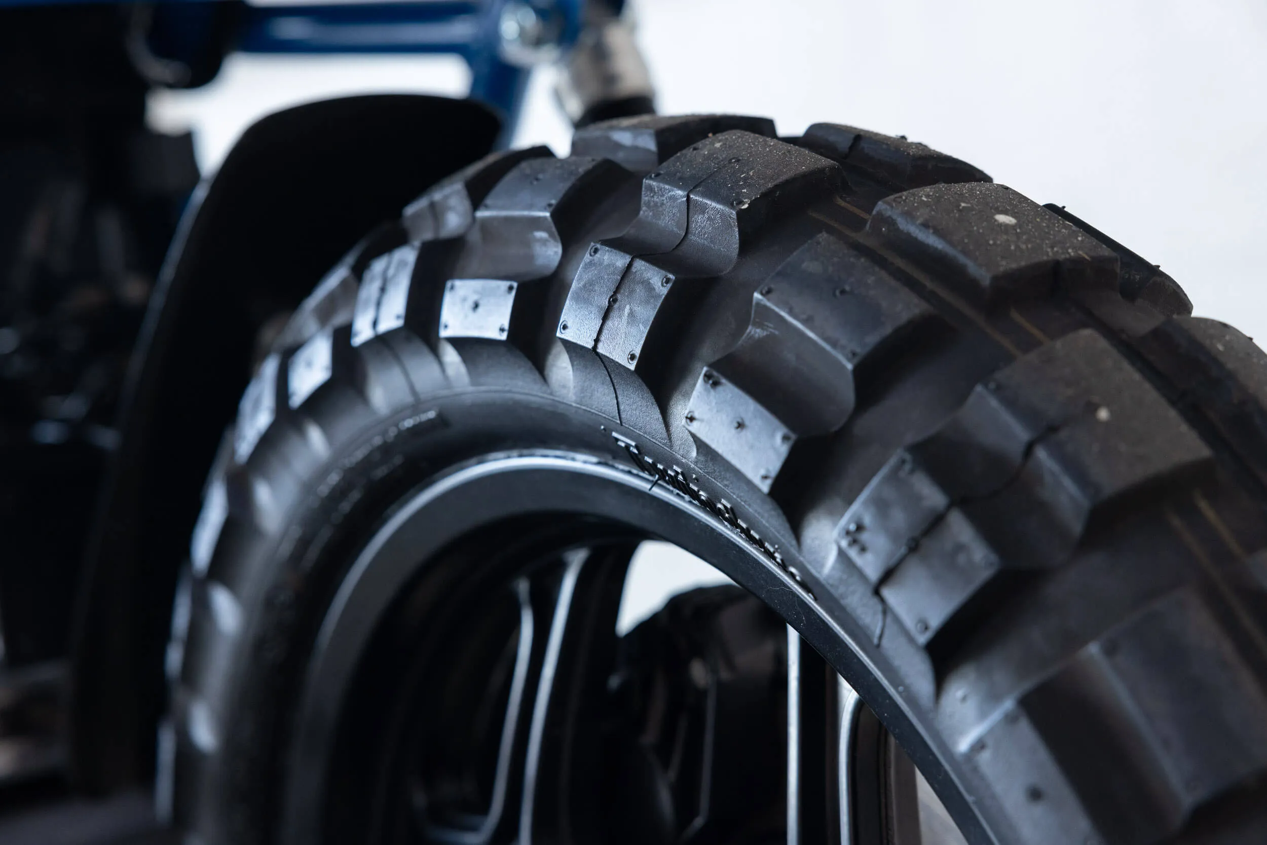 Close-up van de achterband van een BMW K 100 RT