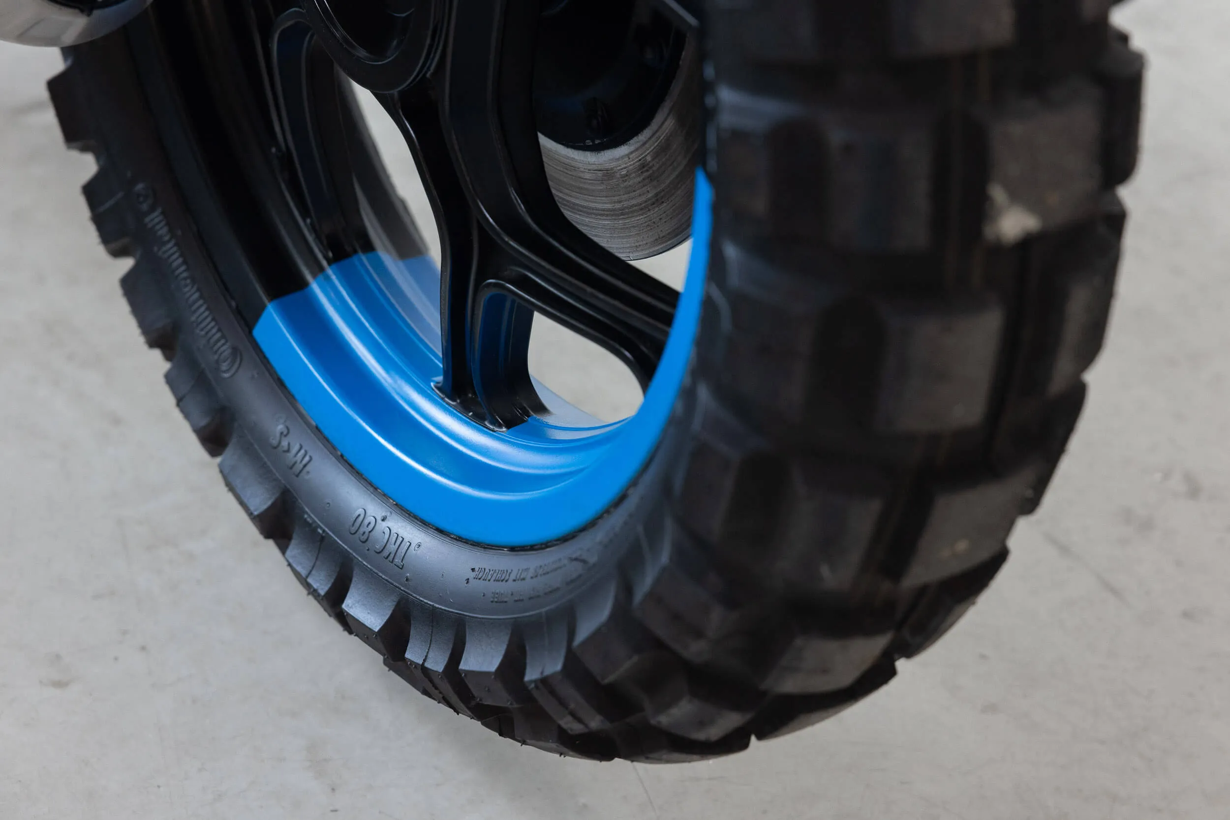 Close-up van de achterband van een BMW K 100 RT