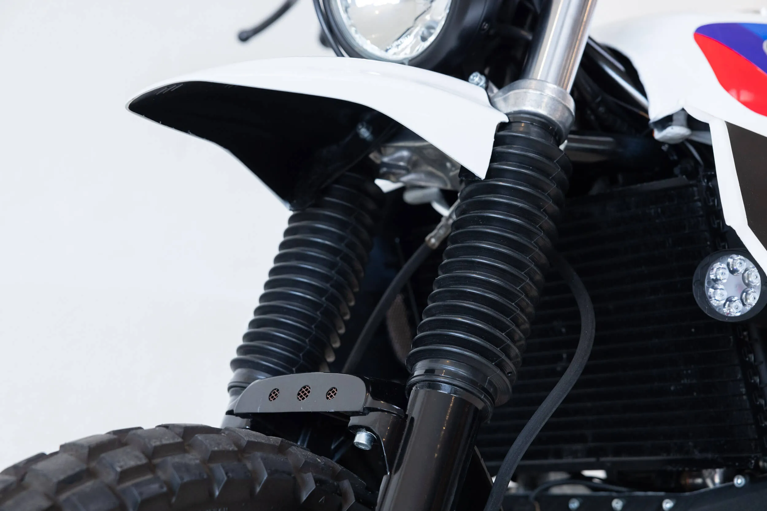 Close-up van de voorvork van een BMW K 100 RT, met nadruk op de ophanging