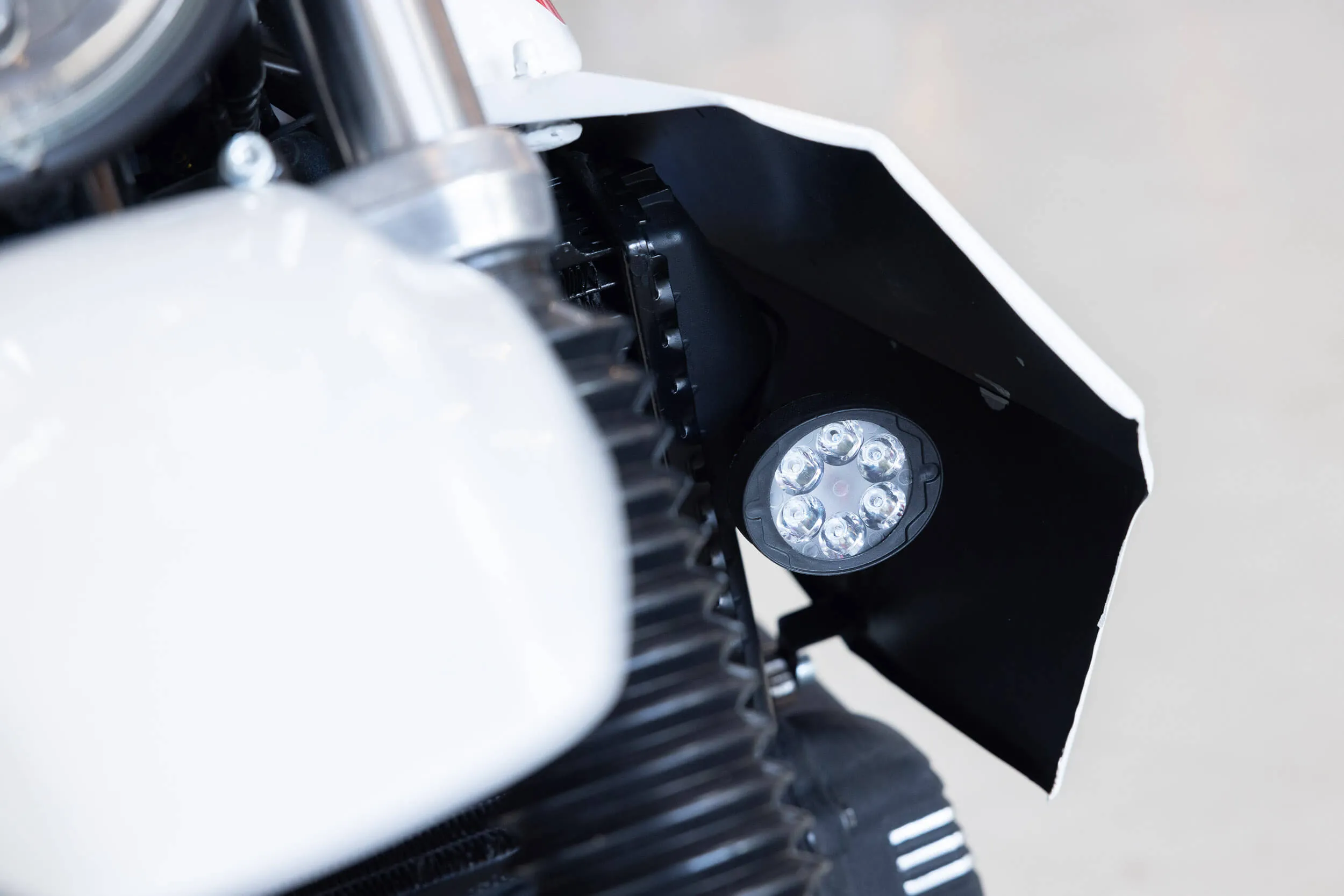 Detailopname van de voorvork van een BMW K 100 RT
