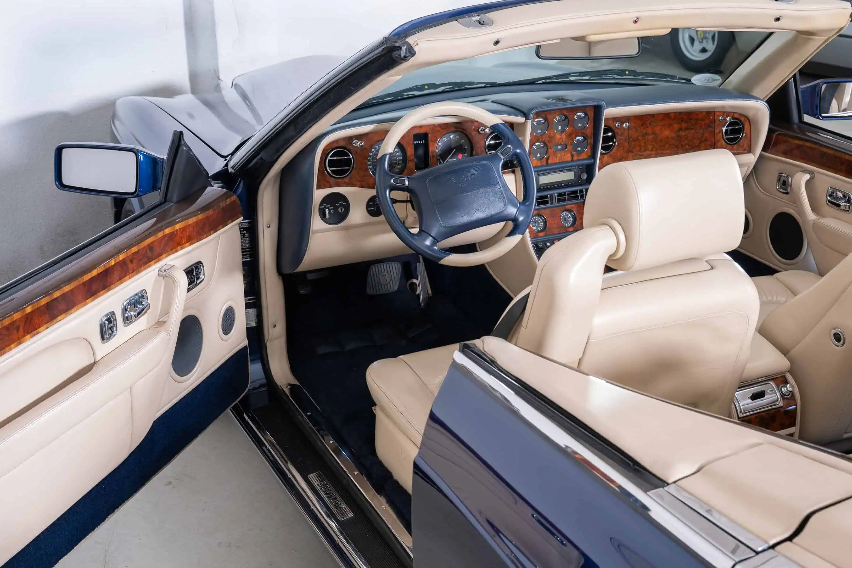 interieur detail view of Bentley Azure LHD