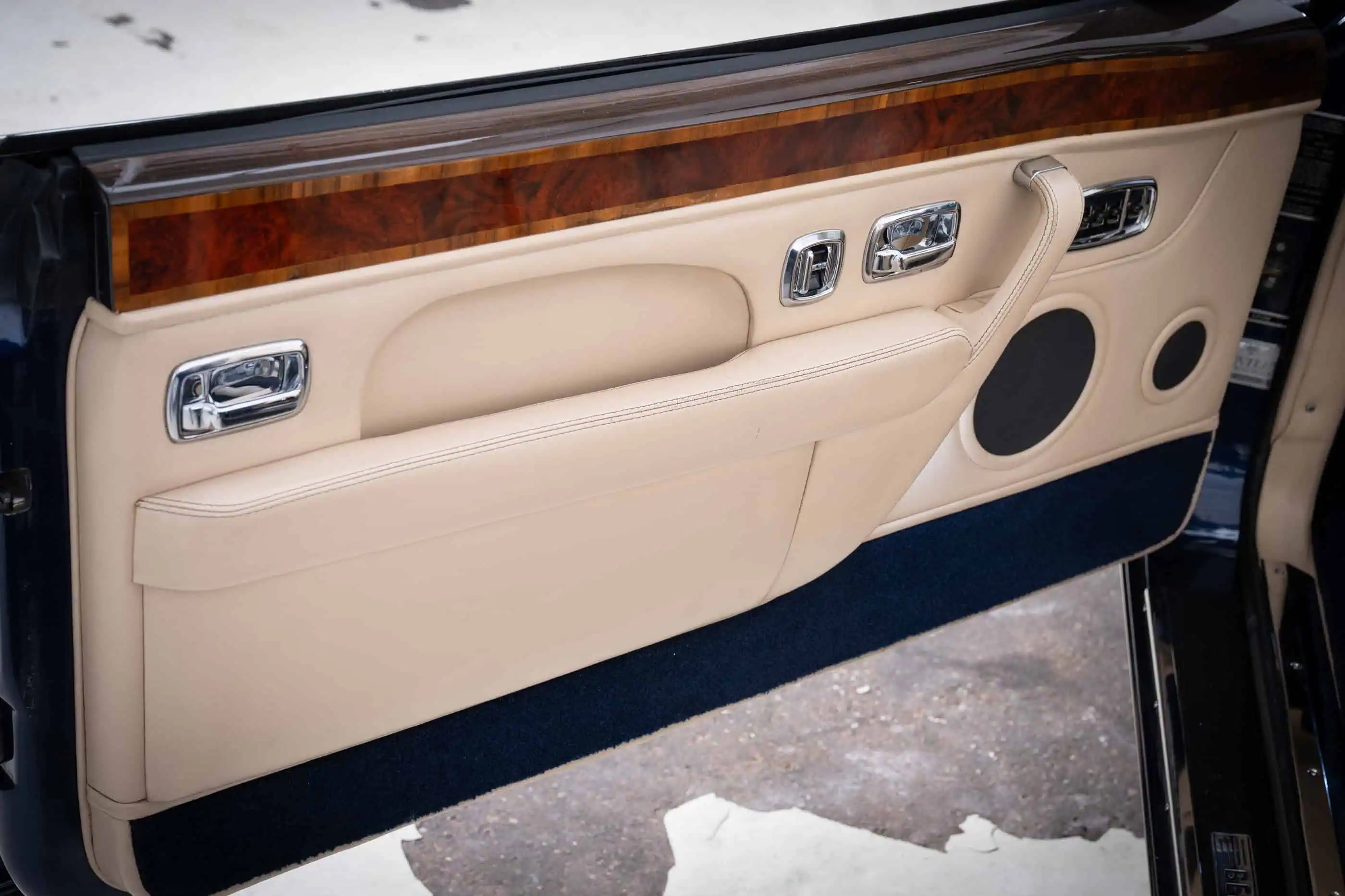 interieur detail view of Bentley Azure LHD