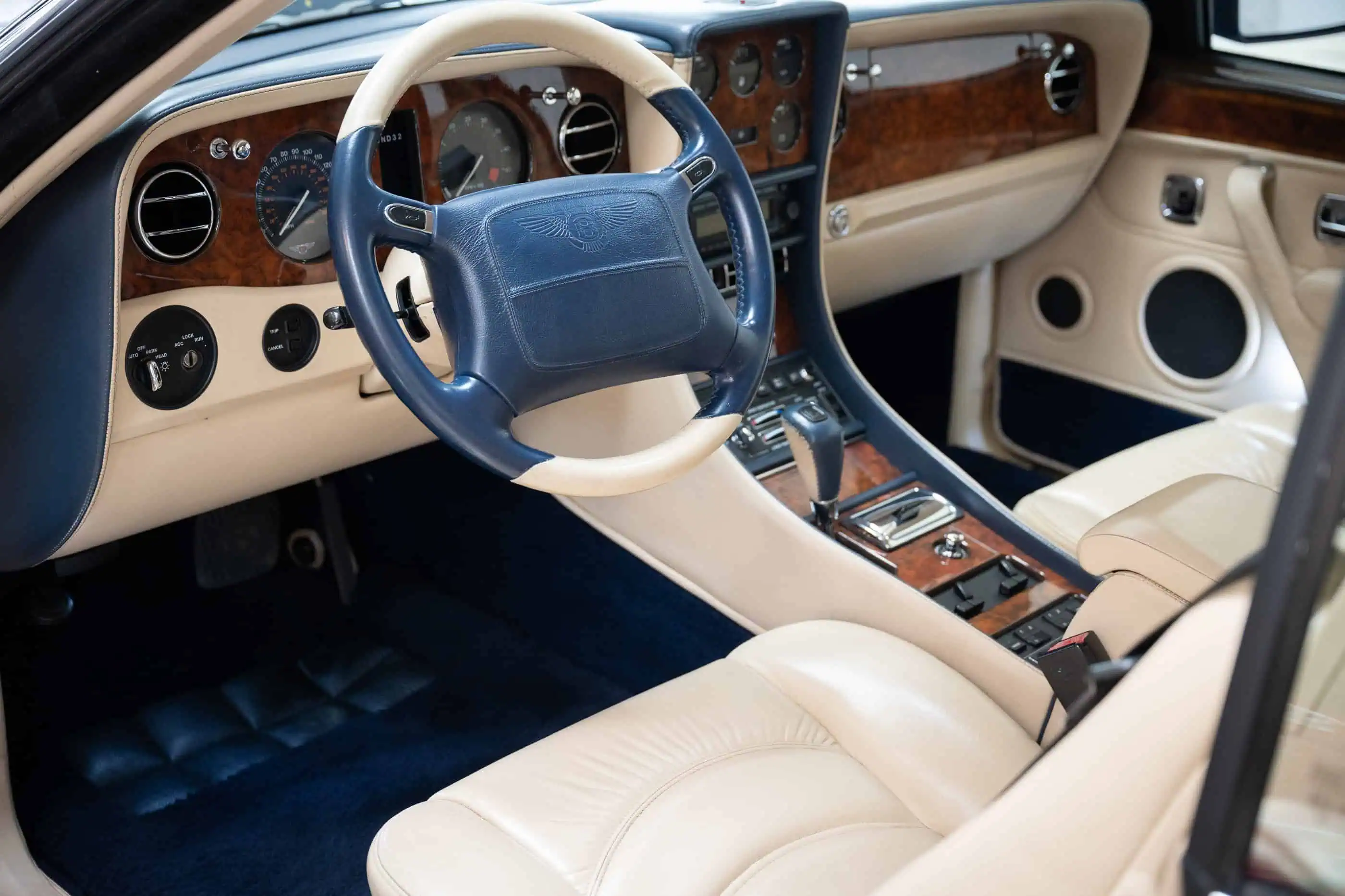 interieur detail view of Bentley Azure LHD