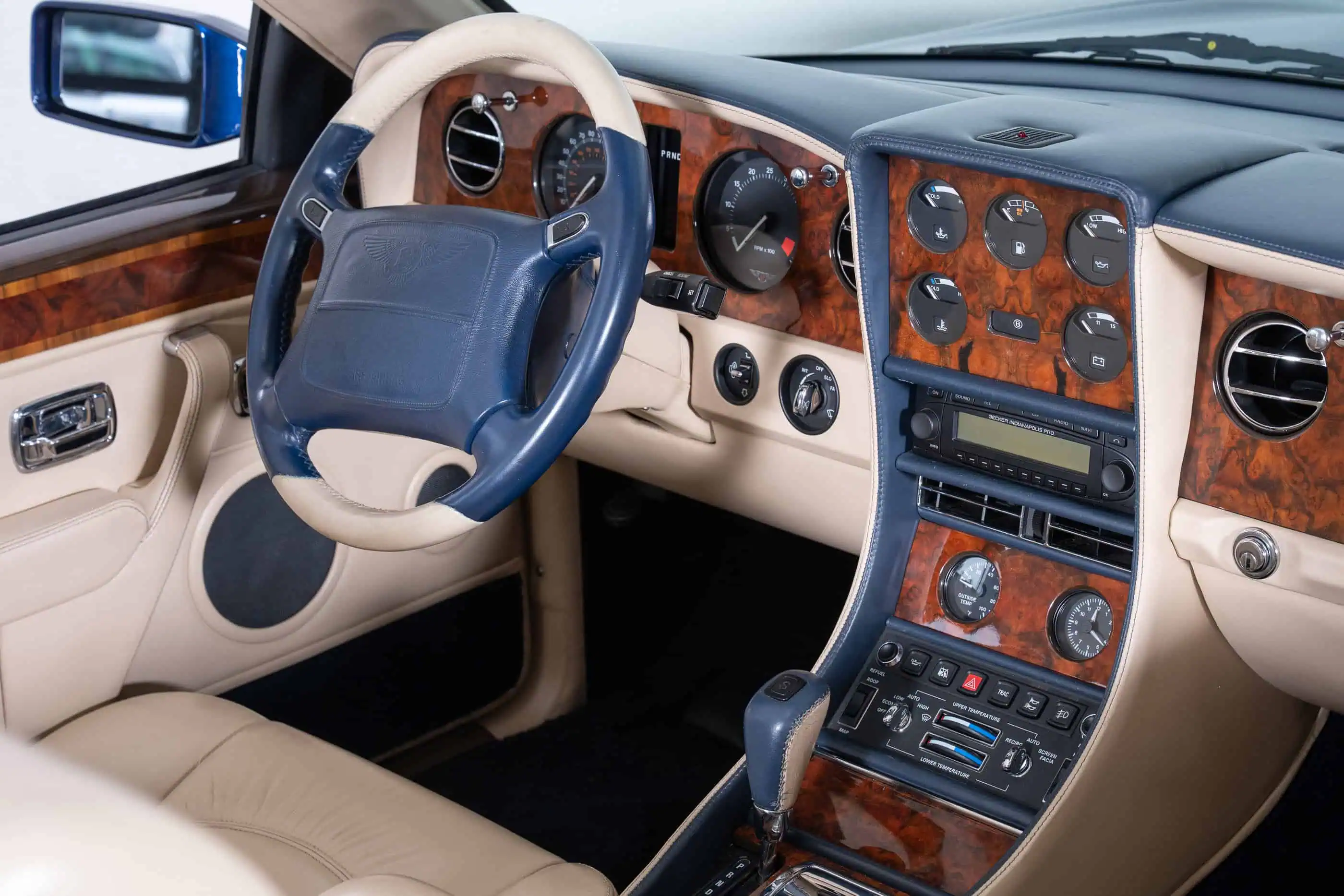 interieur detail view of Bentley Azure LHD