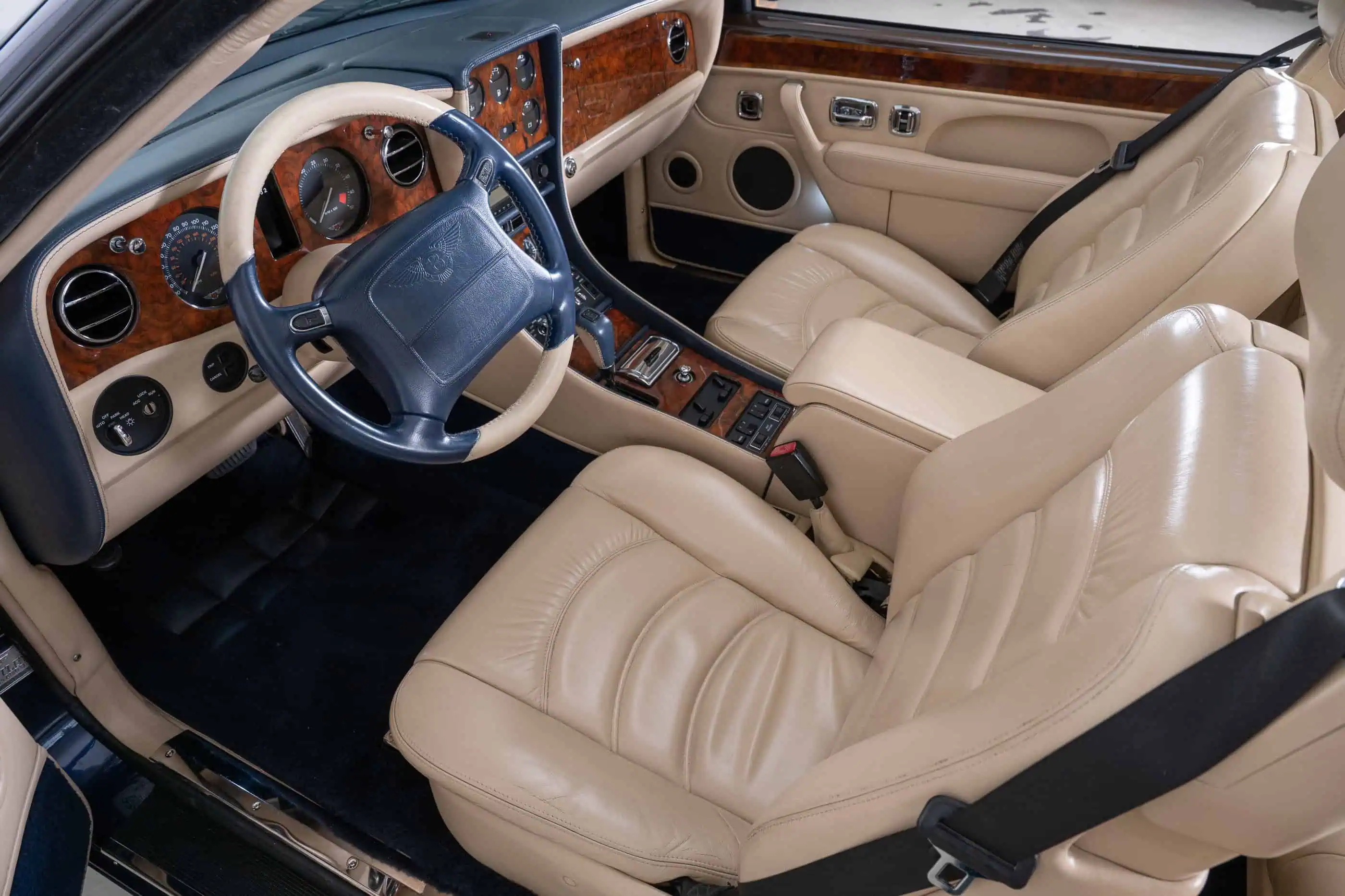 interieur detail view of Bentley Azure LHD