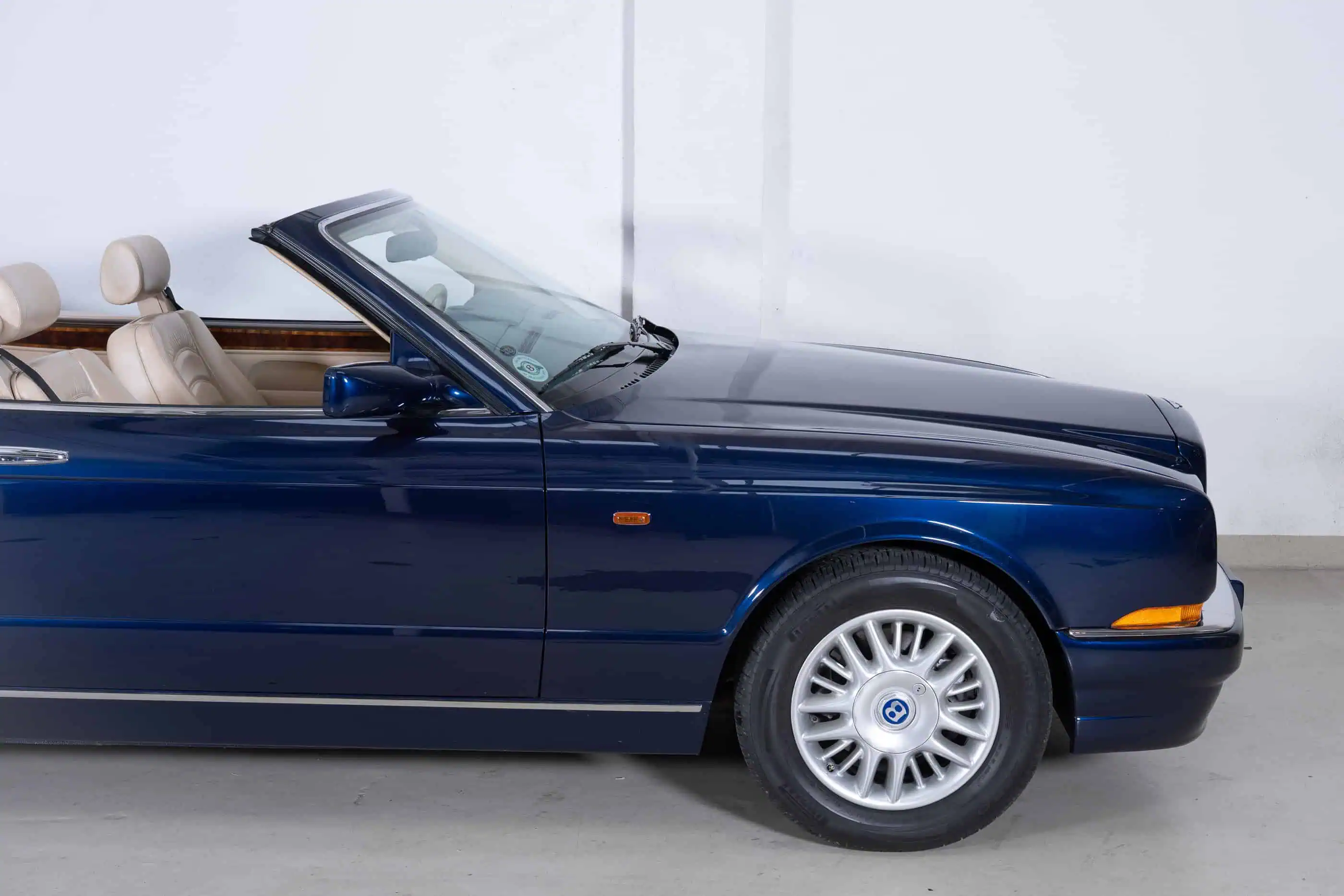 exterieur detail view of Bentley Azure LHD