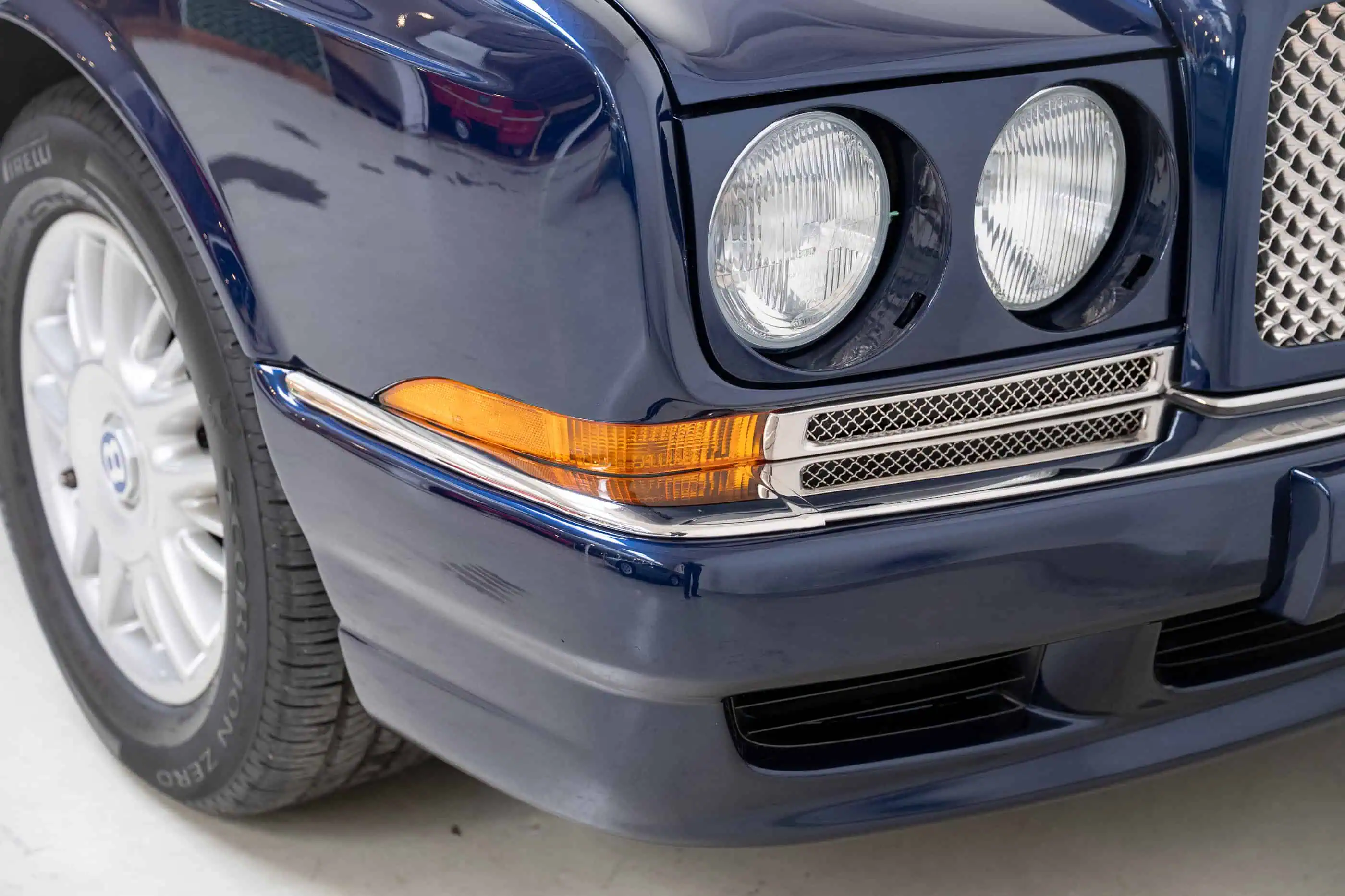 exterieur detail view of Bentley Azure LHD