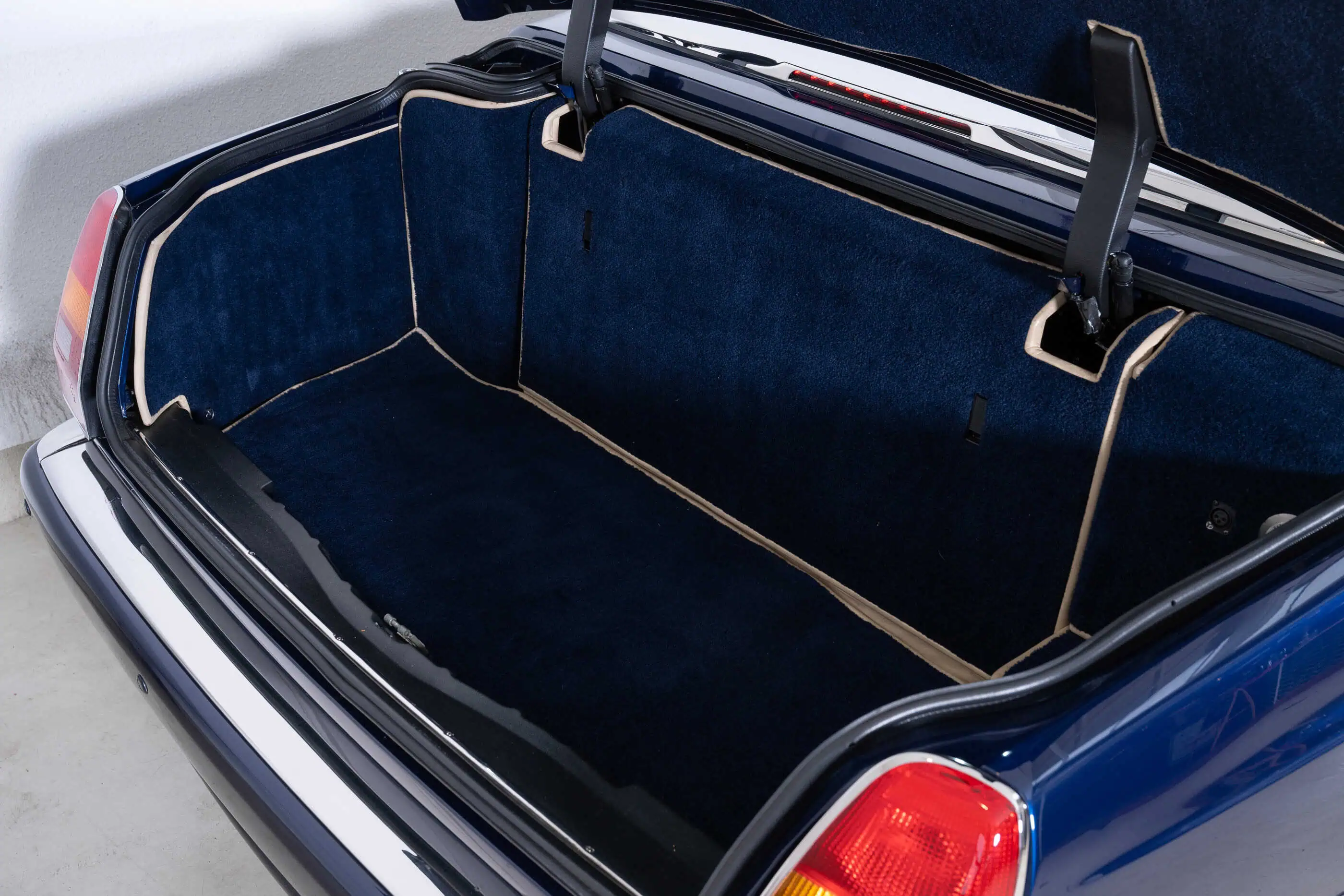 exterieur detail view of Bentley Azure LHD