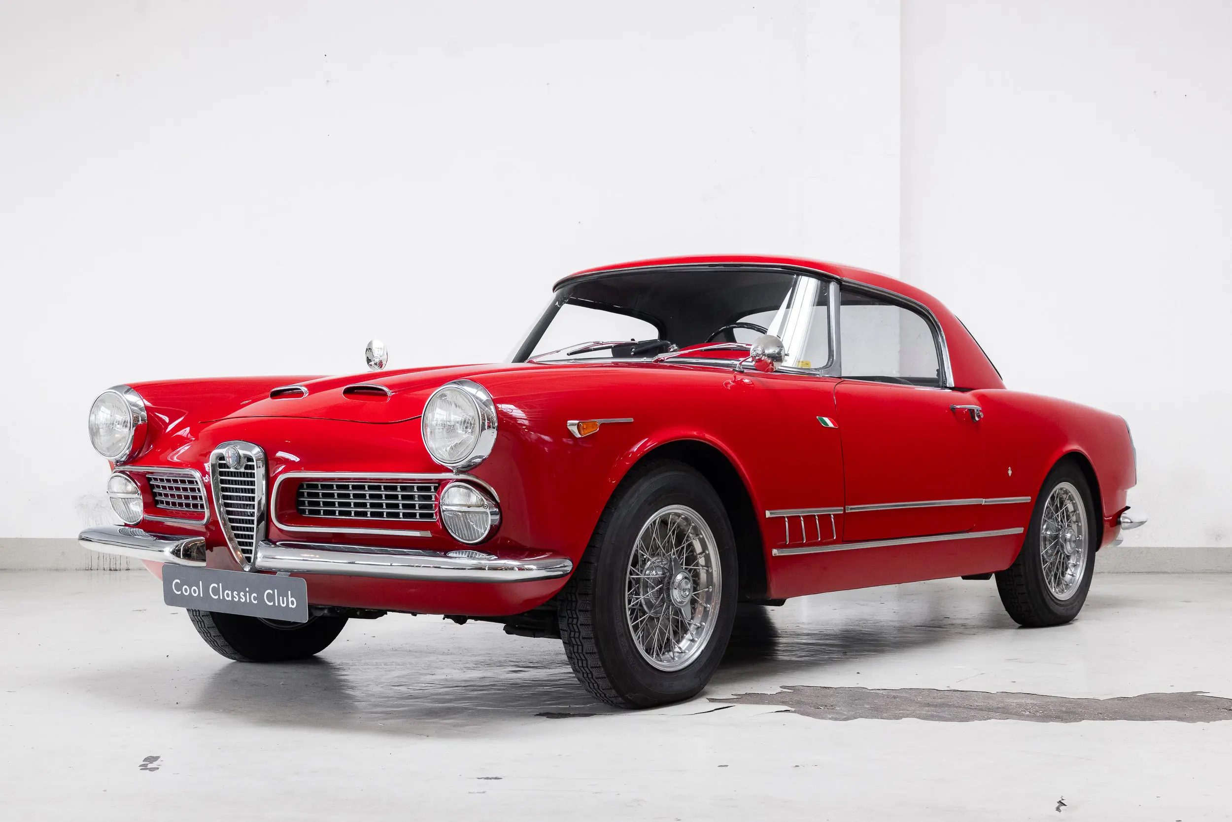 Oblique view of an Alfa Romeo 2000 Spider