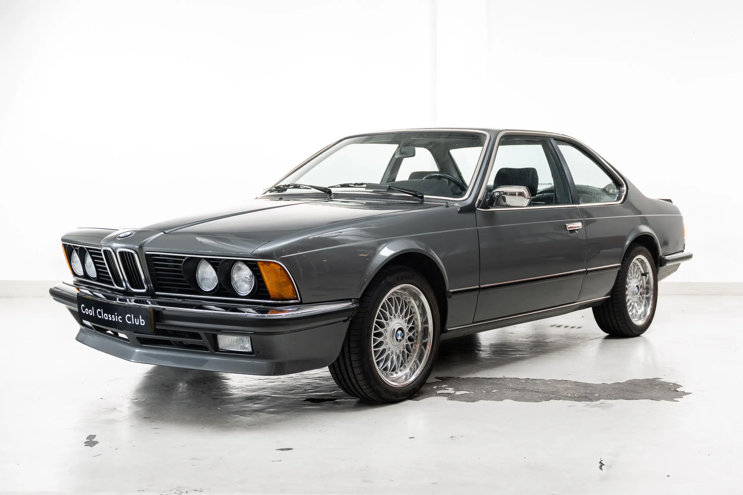 Oblique view of an BMW E24 635 CSI
