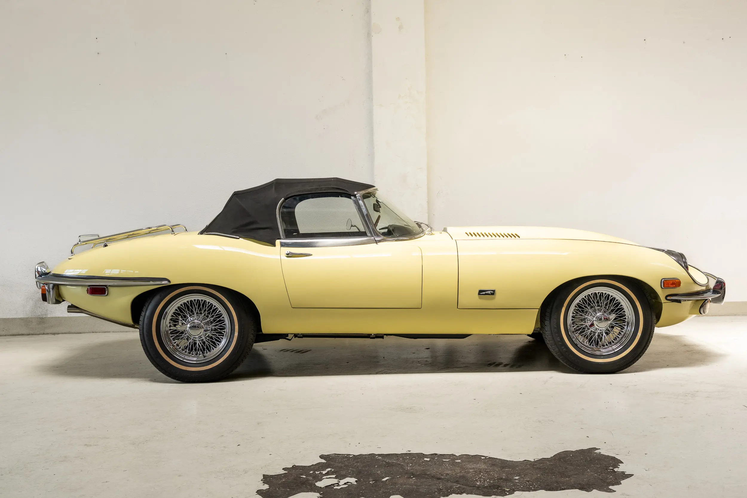Side overview with top up Oblique view of an Jaguar E Type OTS 
