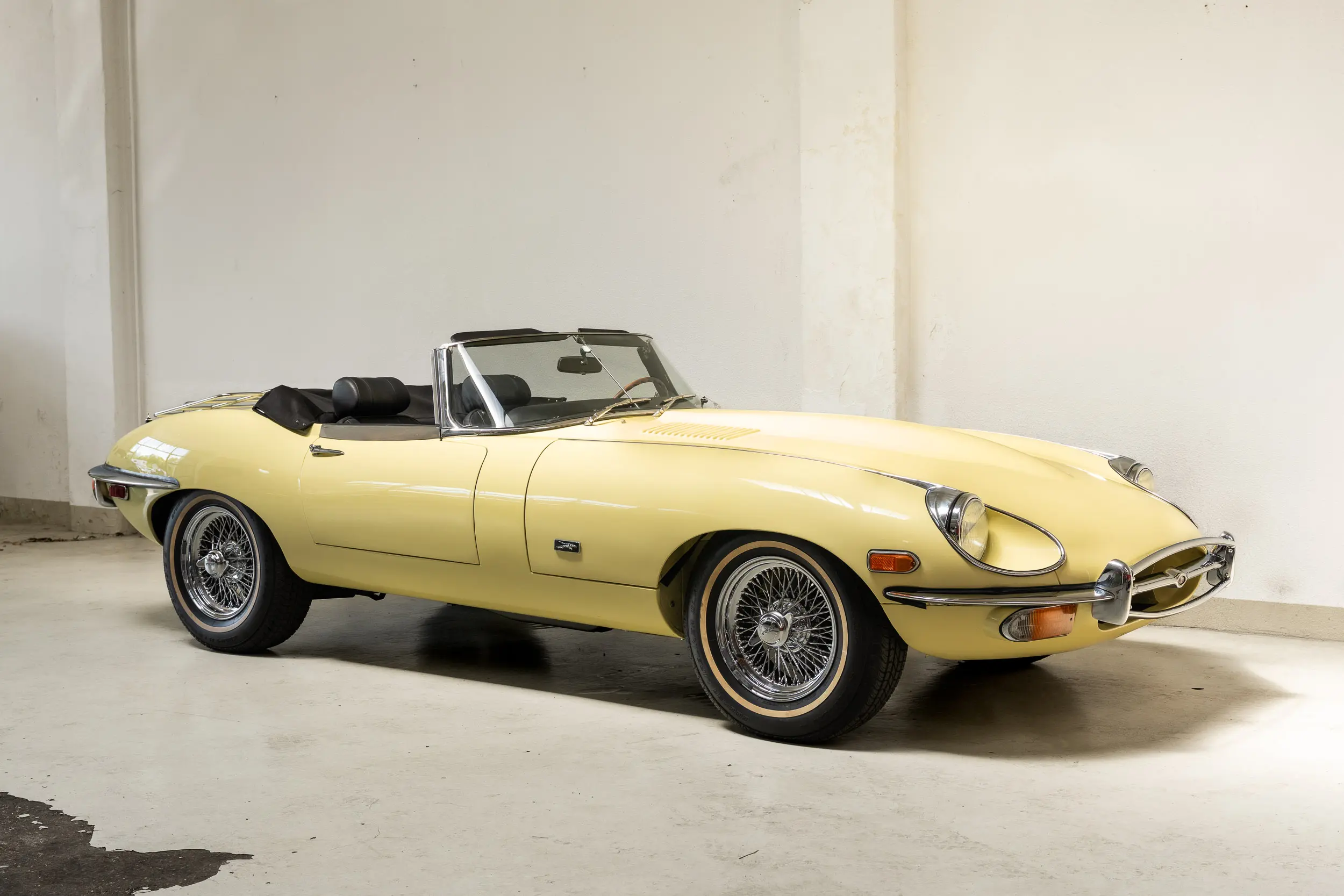 Oblique front overview Oblique view of an Jaguar E Type OTS 