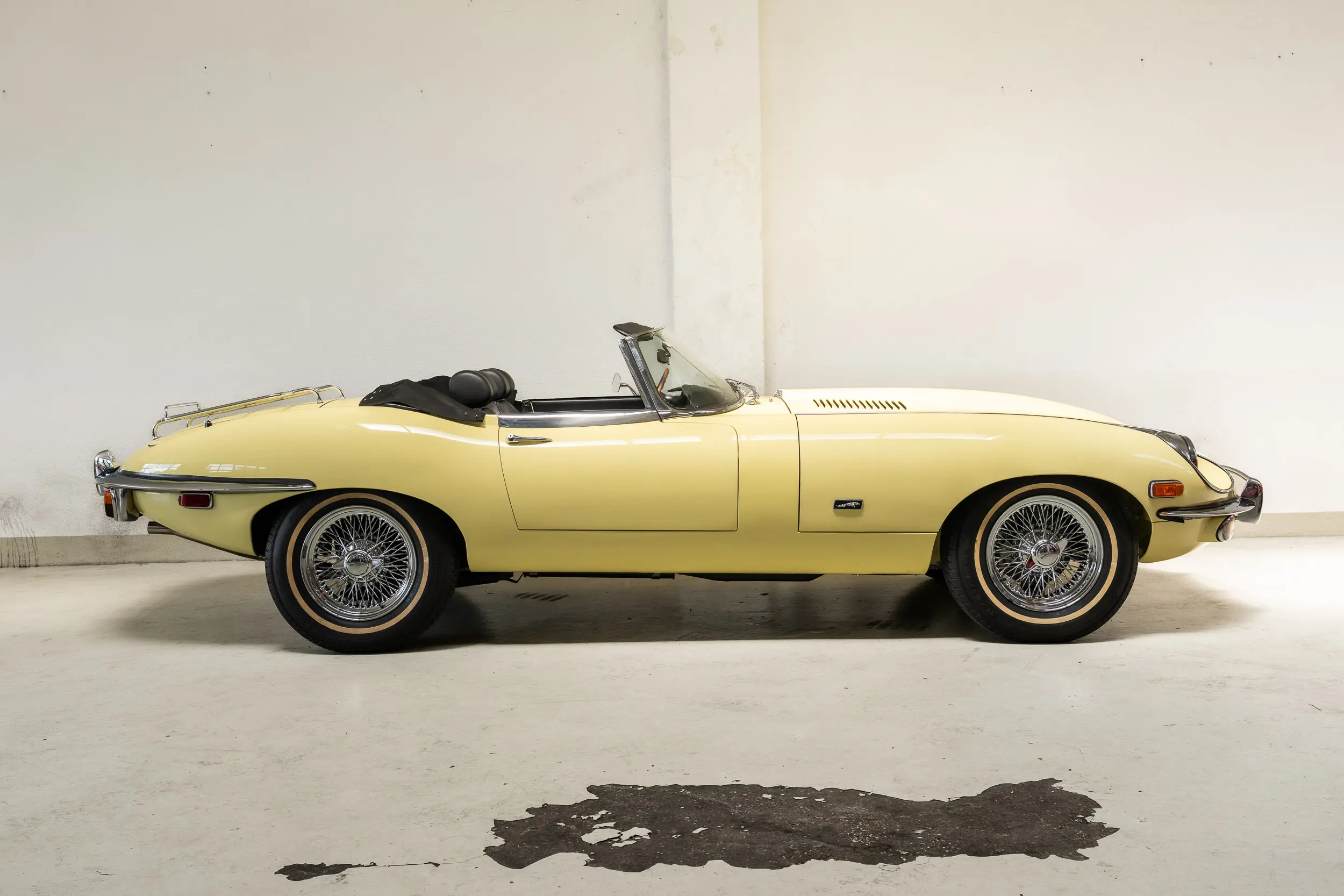side overview Oblique view of an Jaguar E Type OTS 