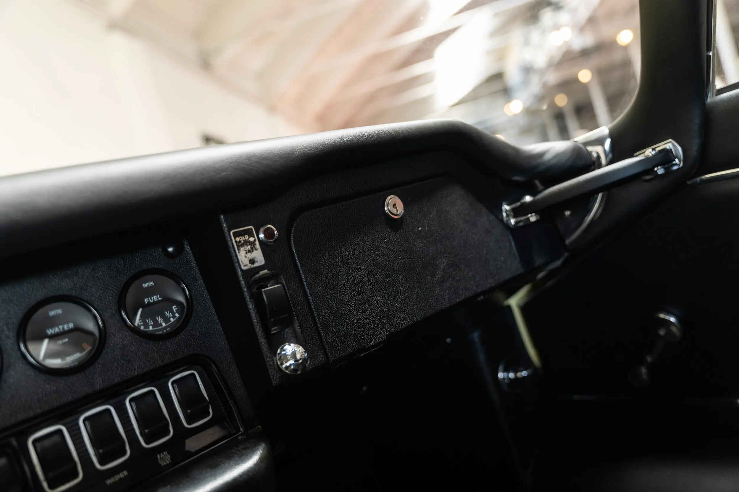 view of passenger's seat dashboard Oblique view of an Jaguar E Type OTS 