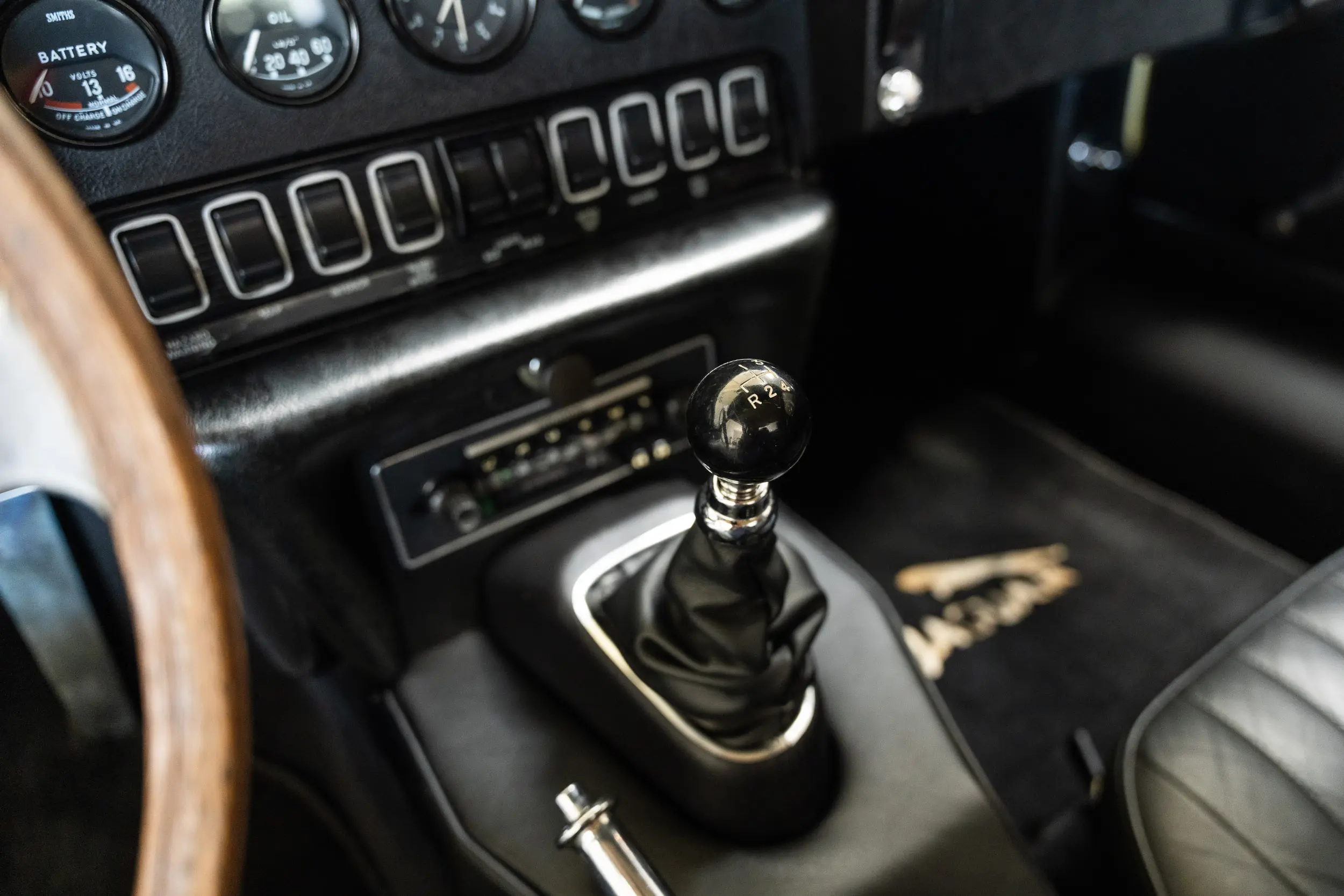 view of gear lever Oblique view of an Jaguar E Type OTS 