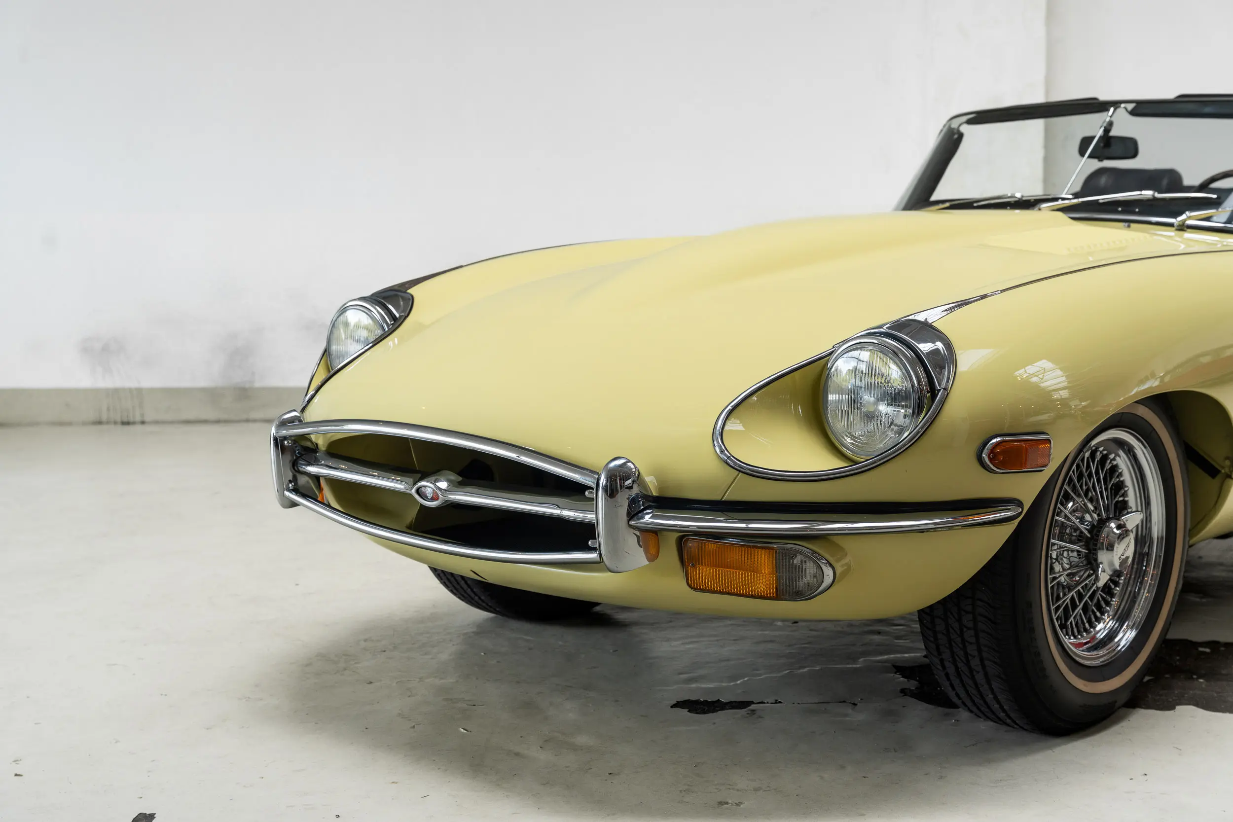 oblique front view Oblique view of an Jaguar E Type OTS 