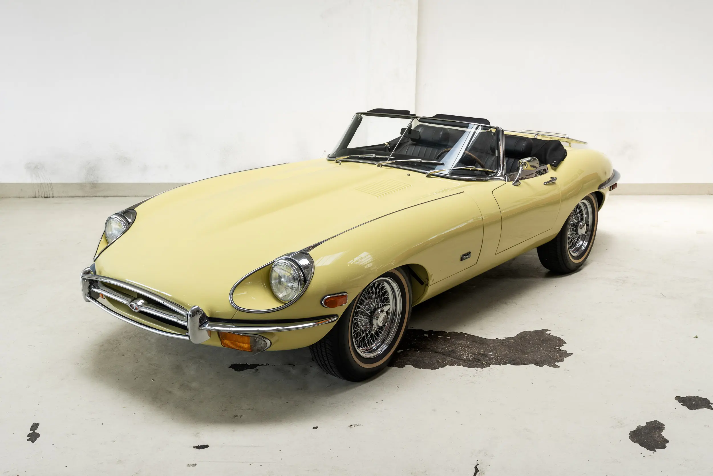 oblique front overview Oblique view of an Jaguar E Type OTS 
