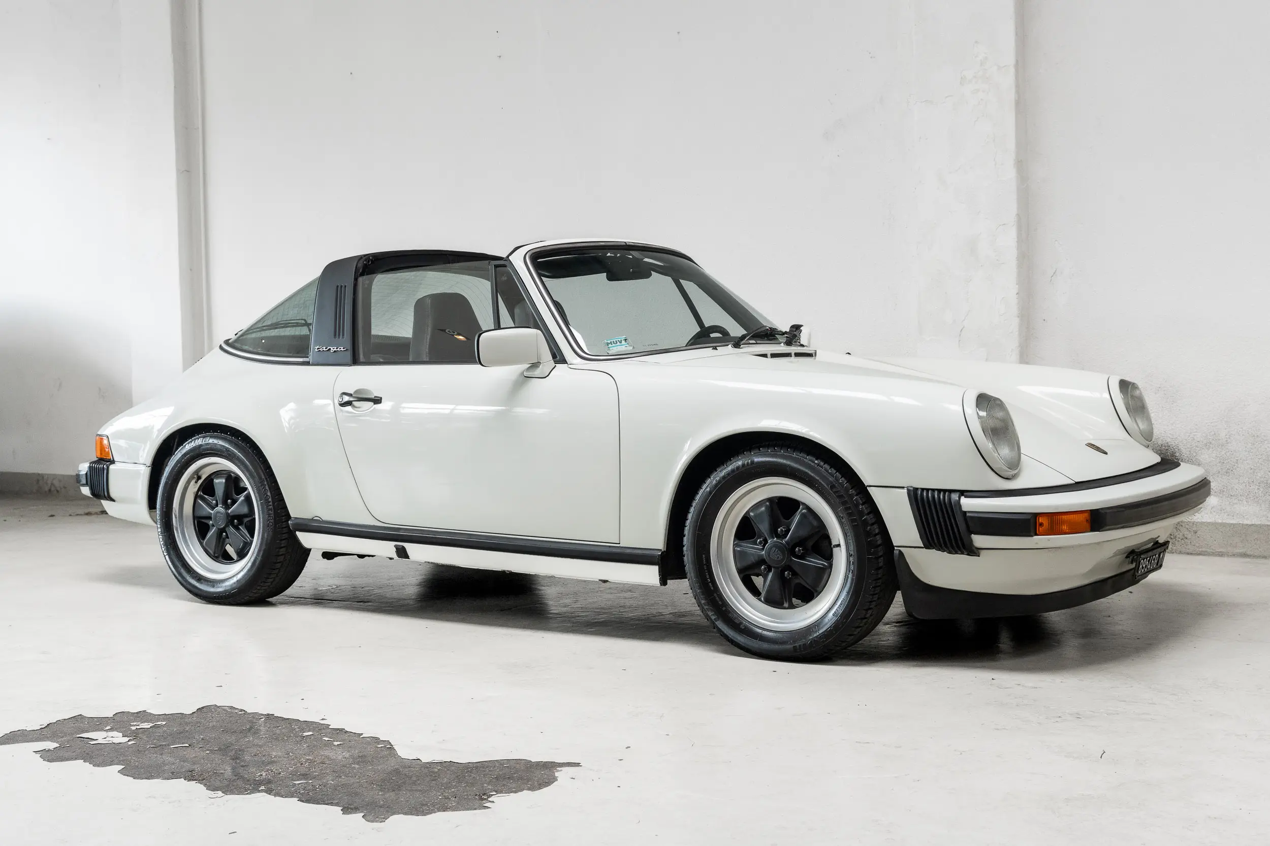 Oblique front view of an Porsche 911 3.0 SC Targa