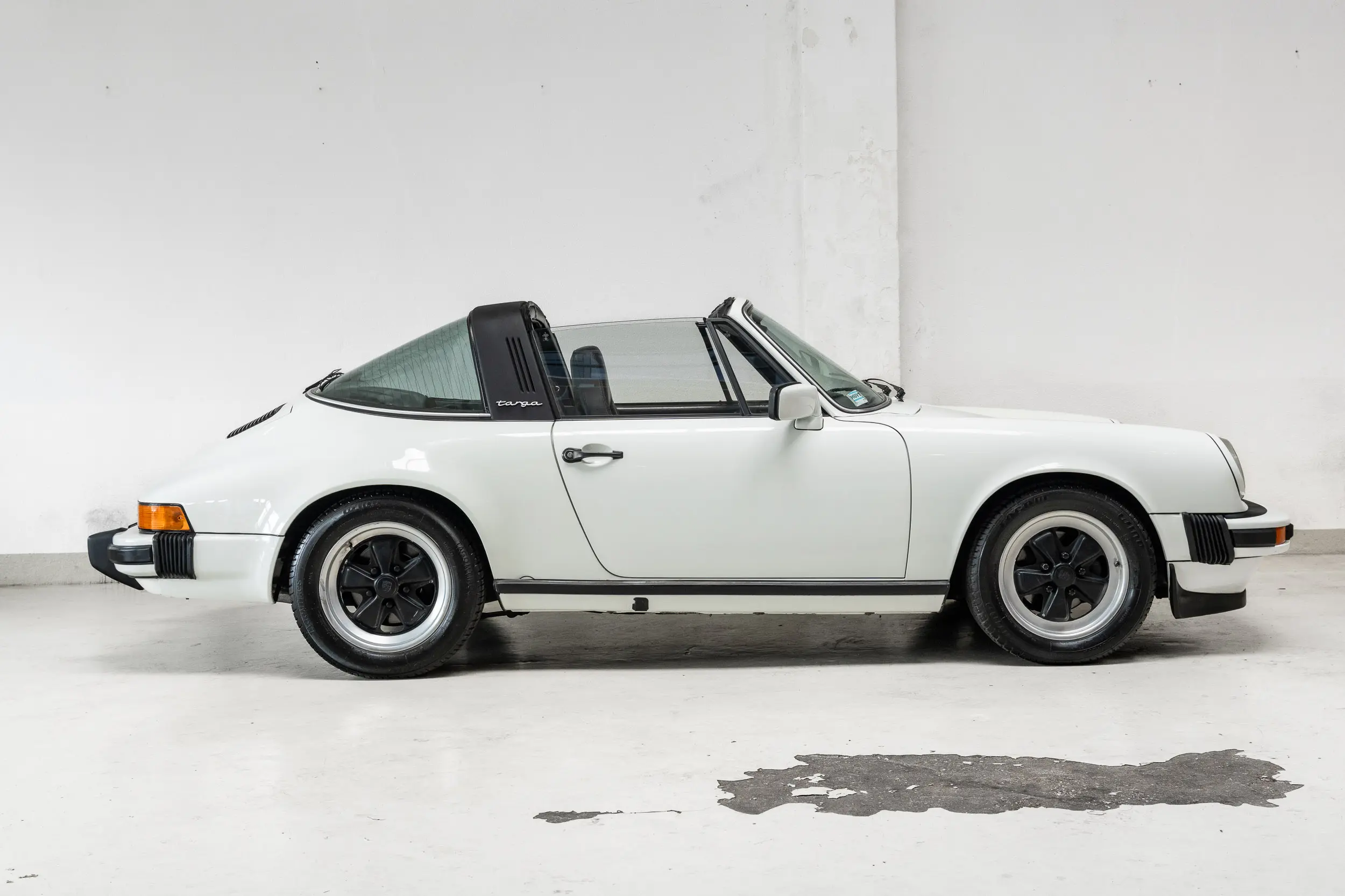 side view of an Porsche 911 3.0 SC Targa